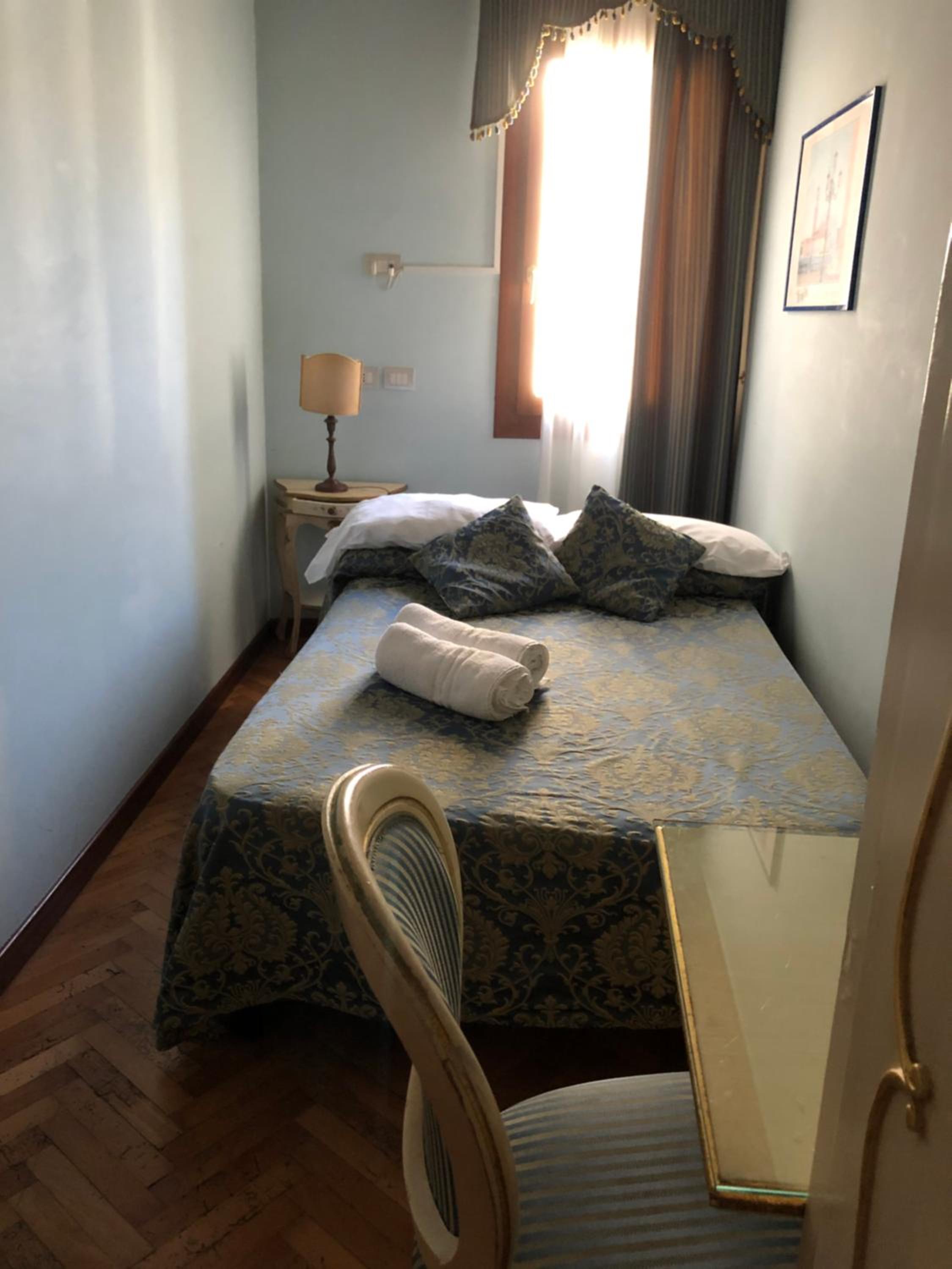 Economy Double Room photo 2