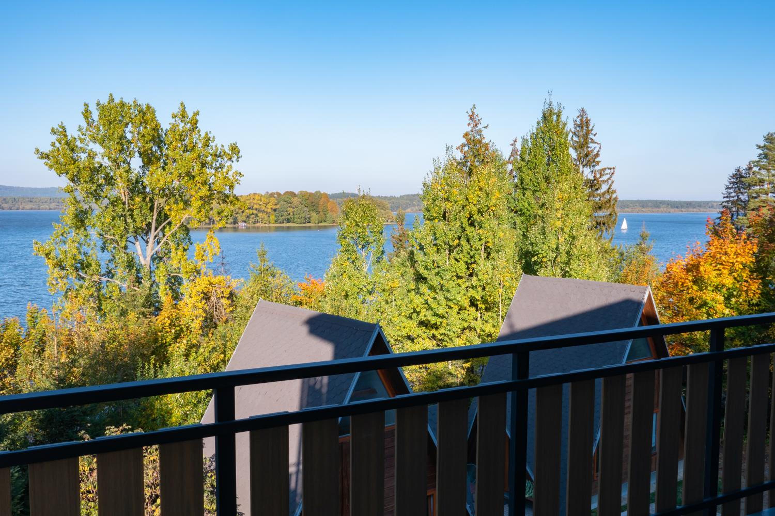Apartment with Lake View - Photo 14