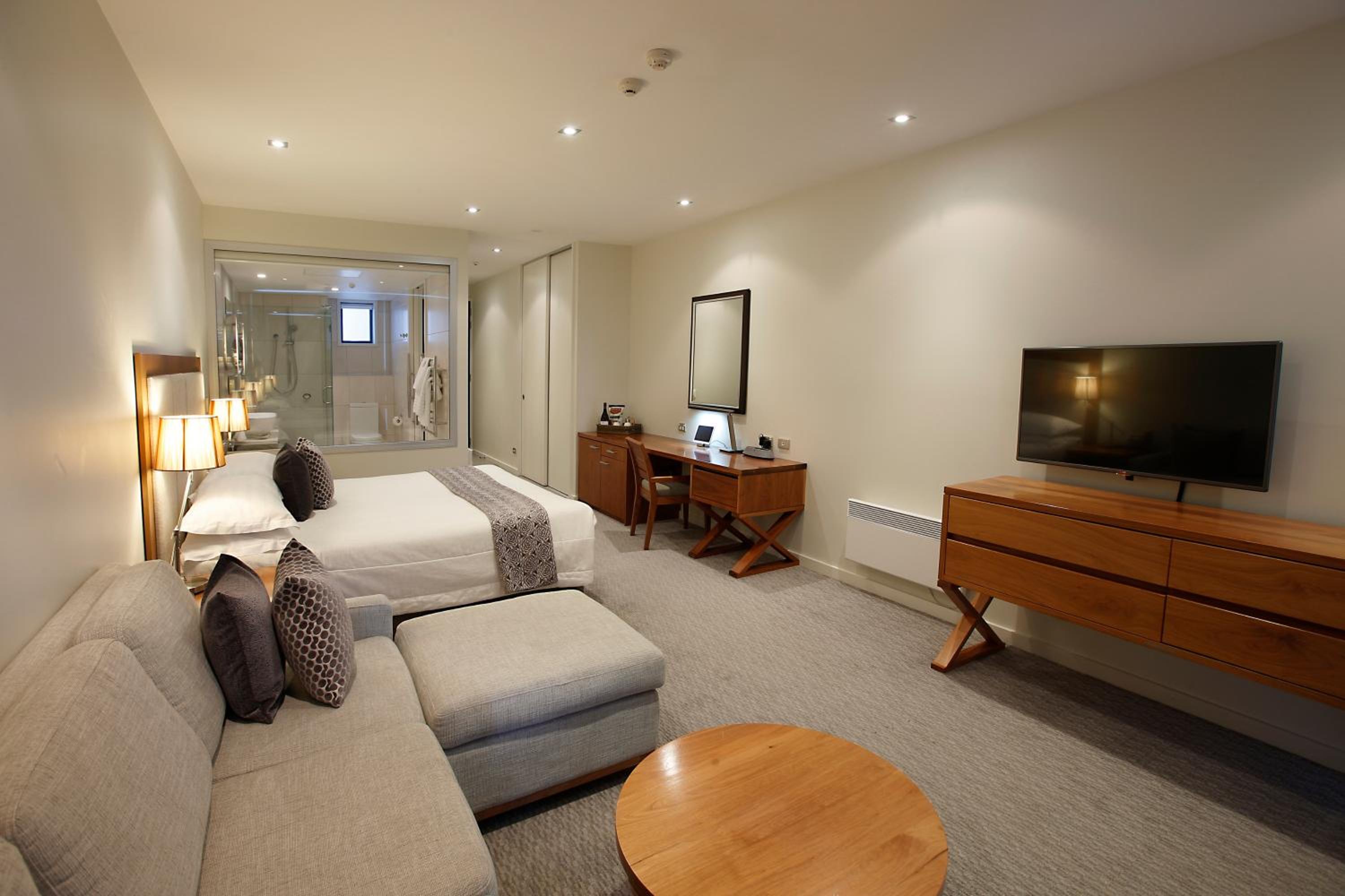 Superior Three-Bedroom Apartment thumbnail 6