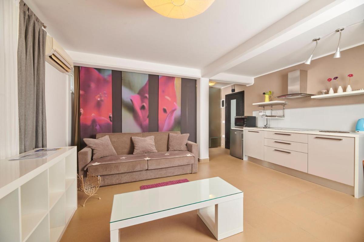 One-Bedroom Apartment - Photo 1
