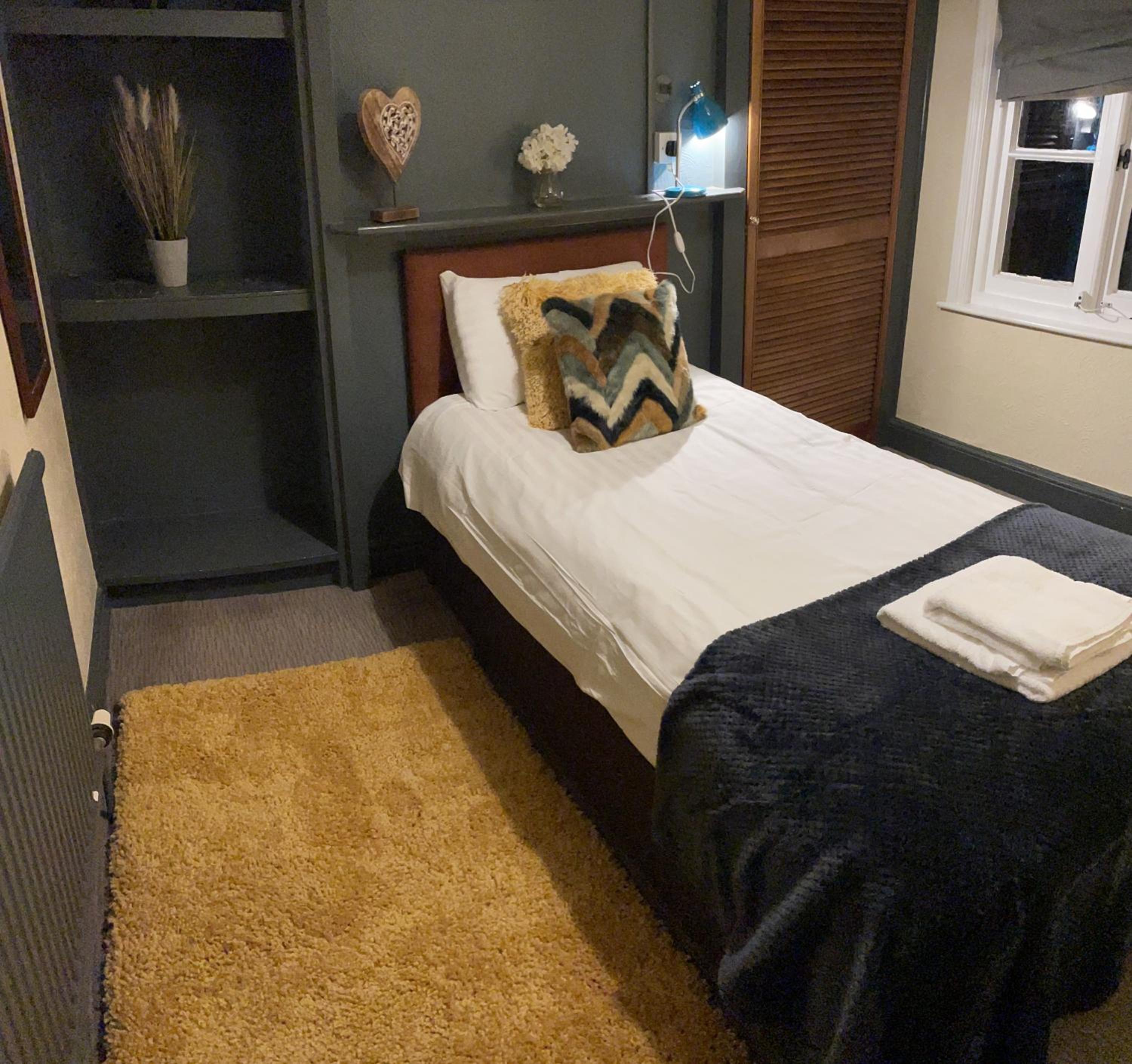 Standard Twin Room with Private Bathroom - Photo 1
