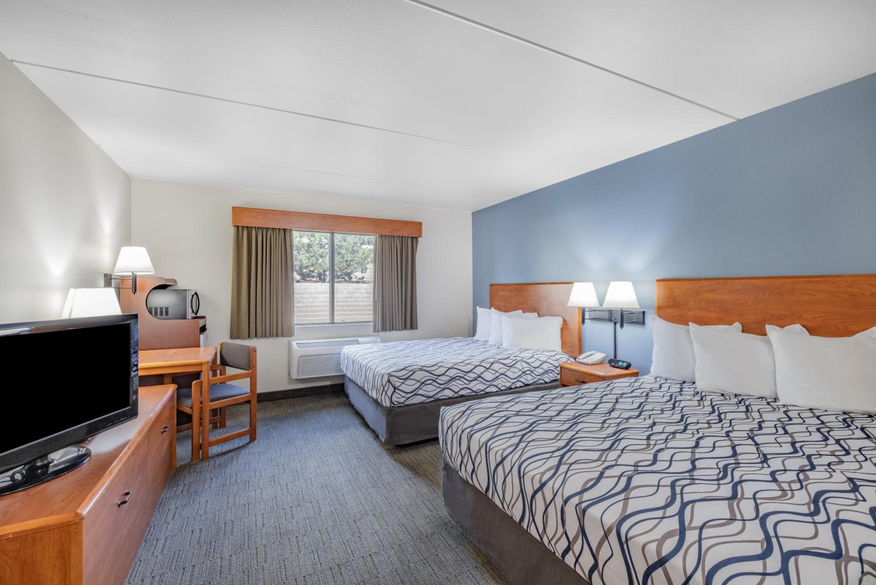 Queen Room with Two Queen Beds - Non-Smoking photo 3