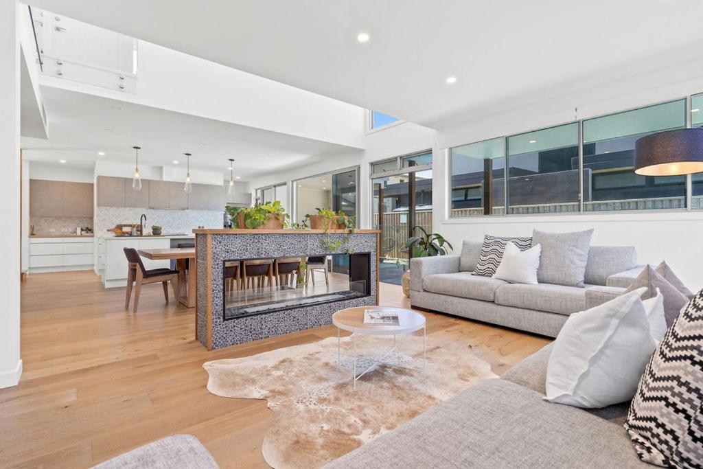 Five-Bedroom House photo 1