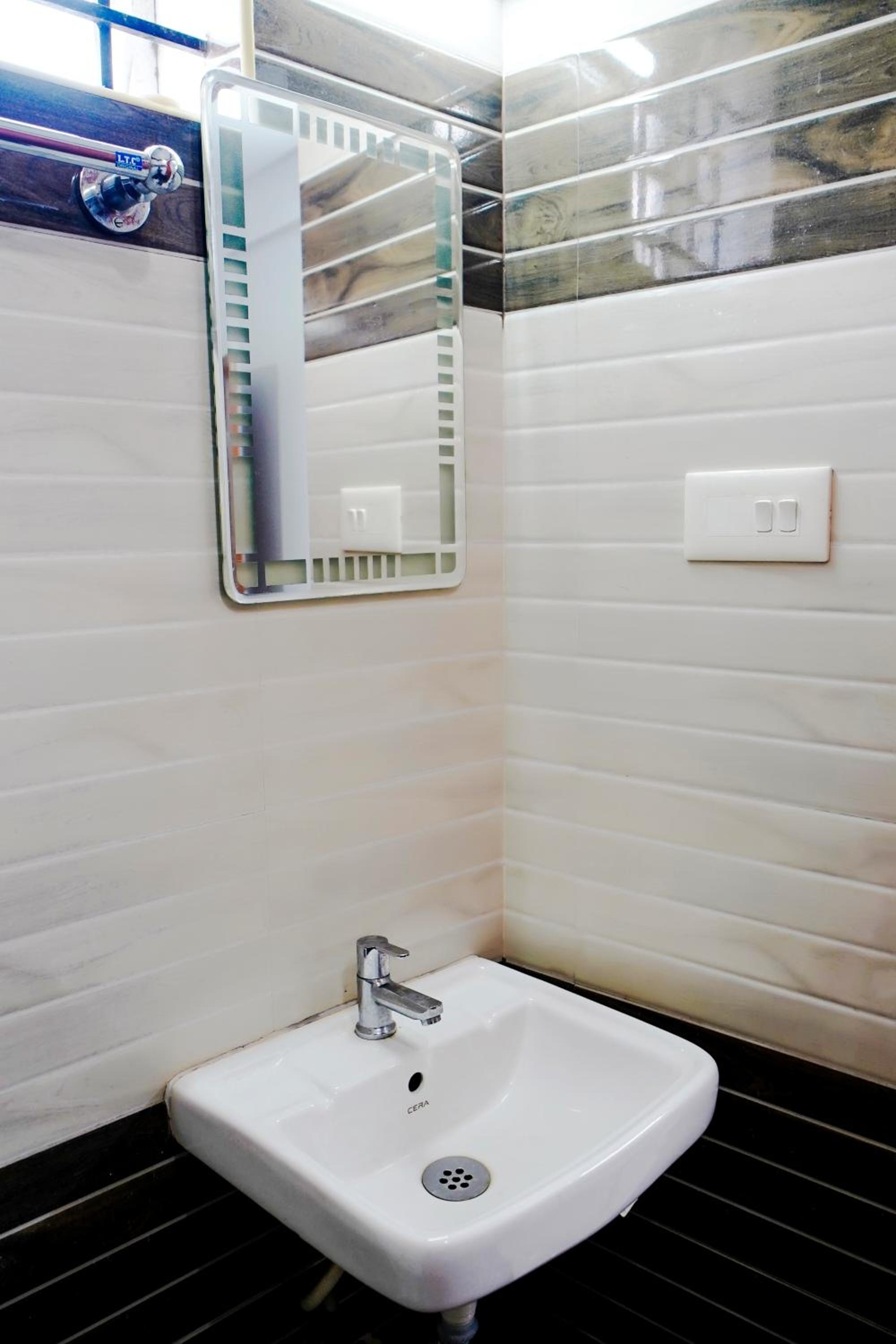 Standard Double Room with Fan - Photo 3