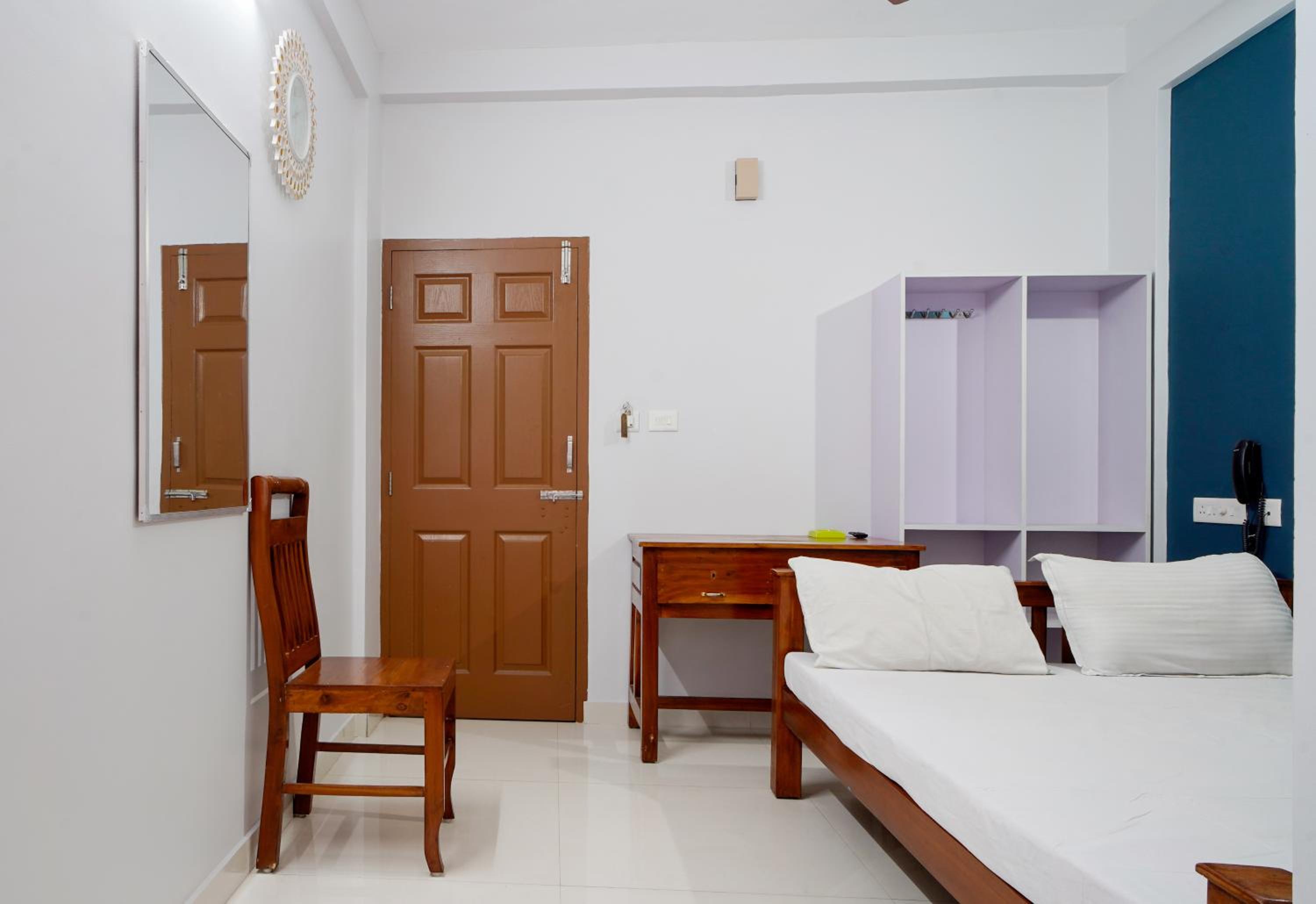 Standard Double Room with Fan - Photo 4