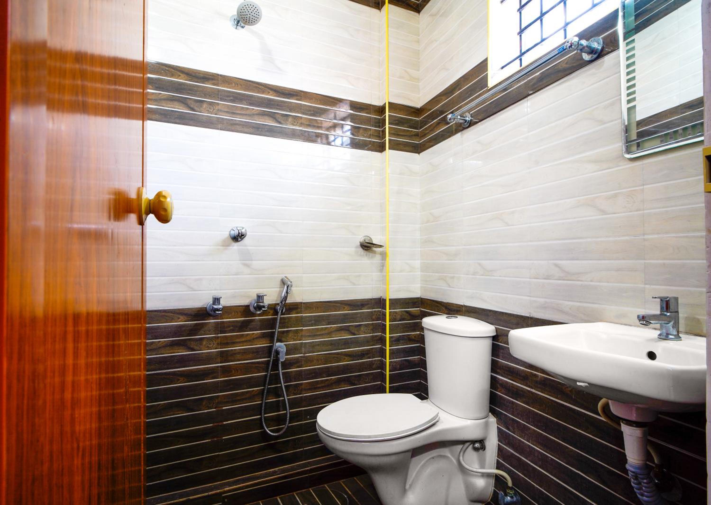 Standard Double Room with Fan - Photo 7