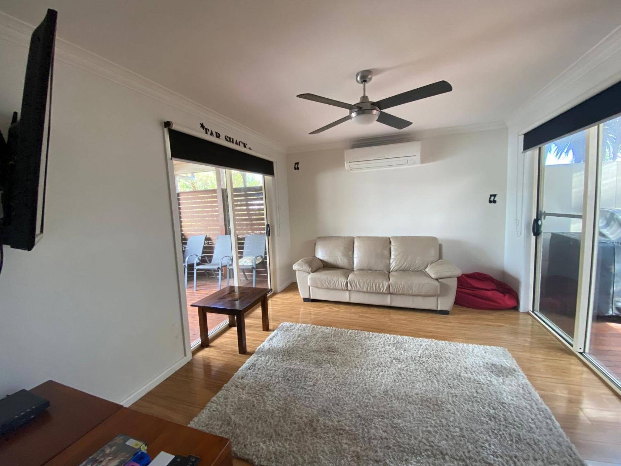 Five-Bedroom House photo 3
