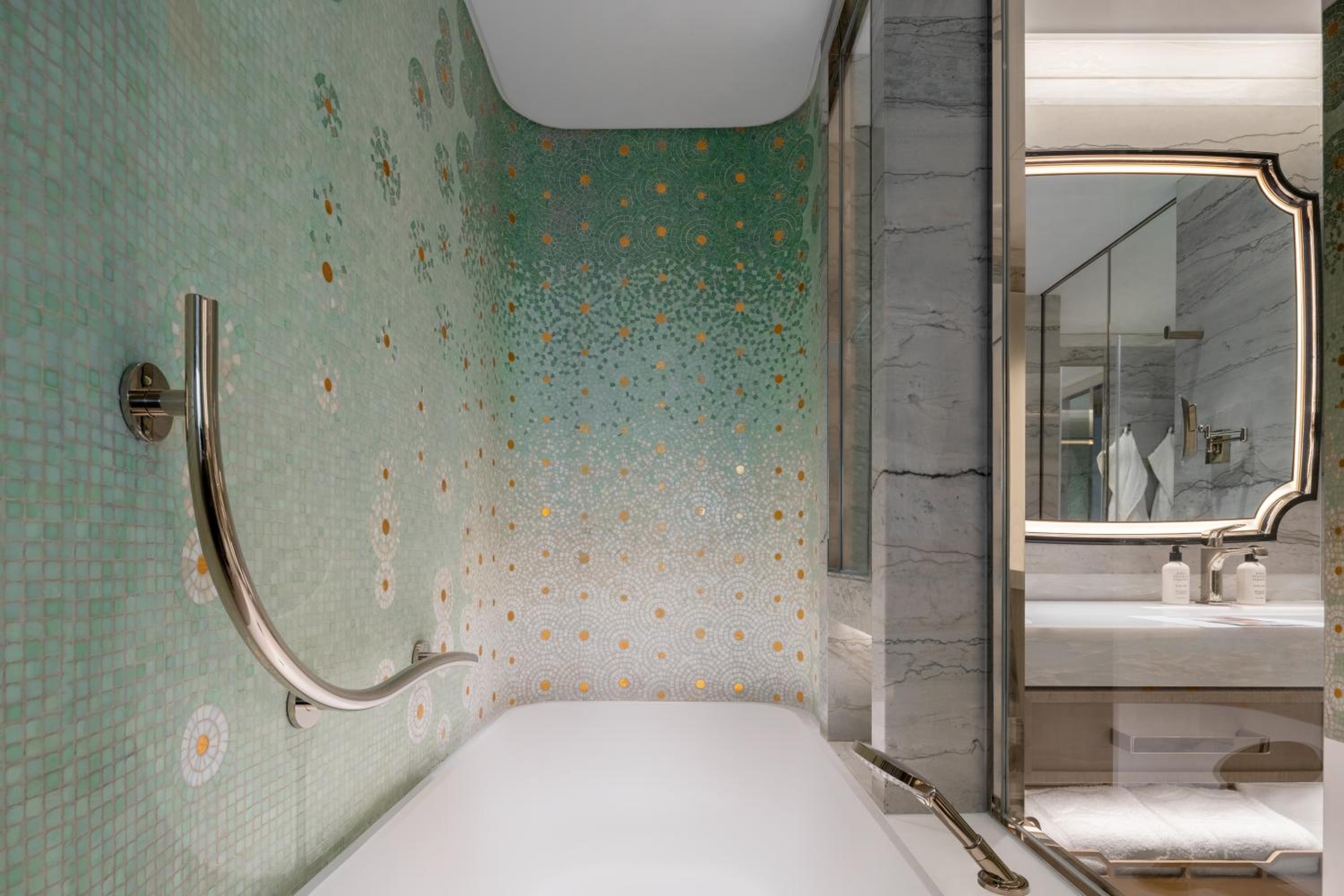 Island Shangri-La Grand Premier Harbor View King Room