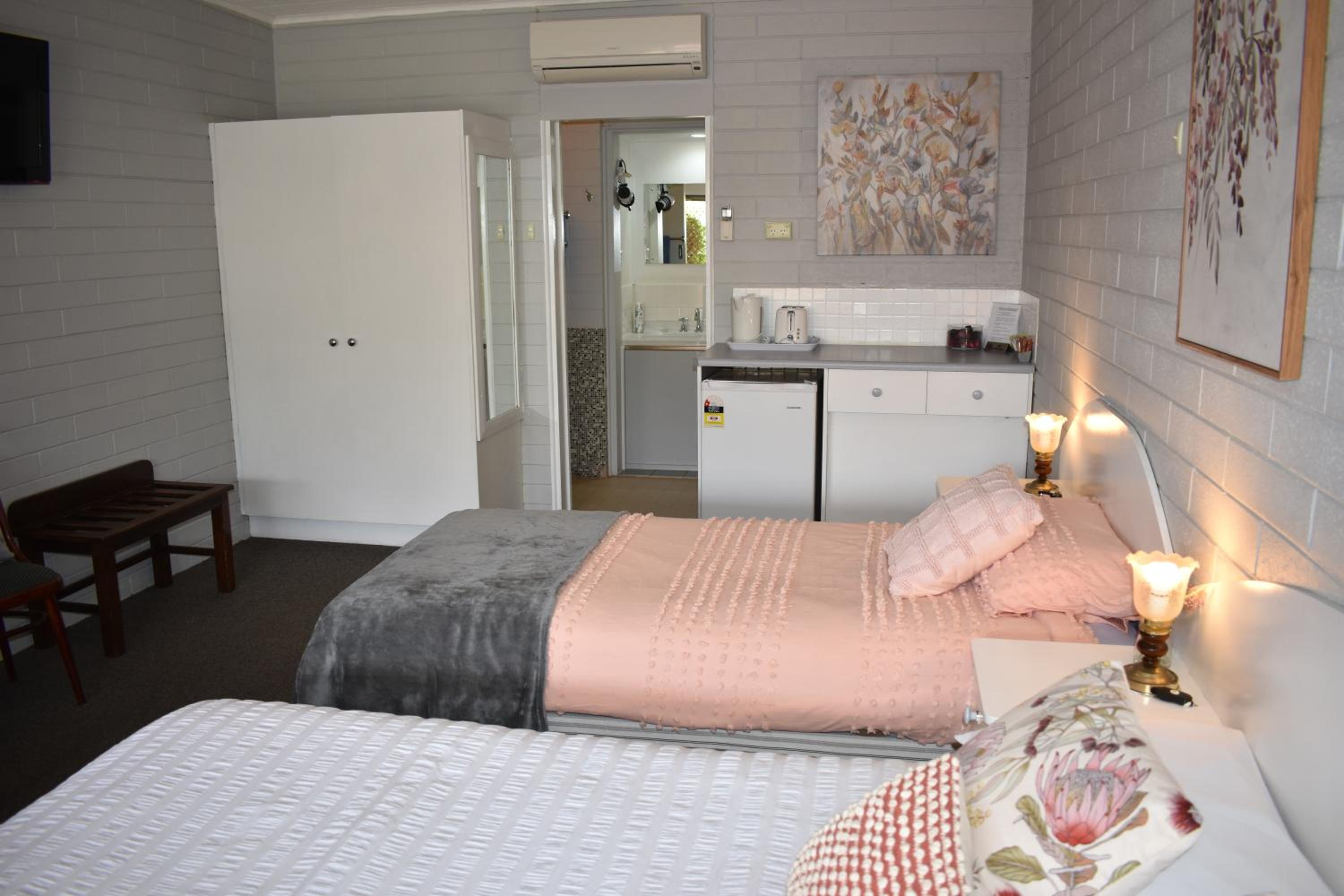 Twin Room - Photo 4