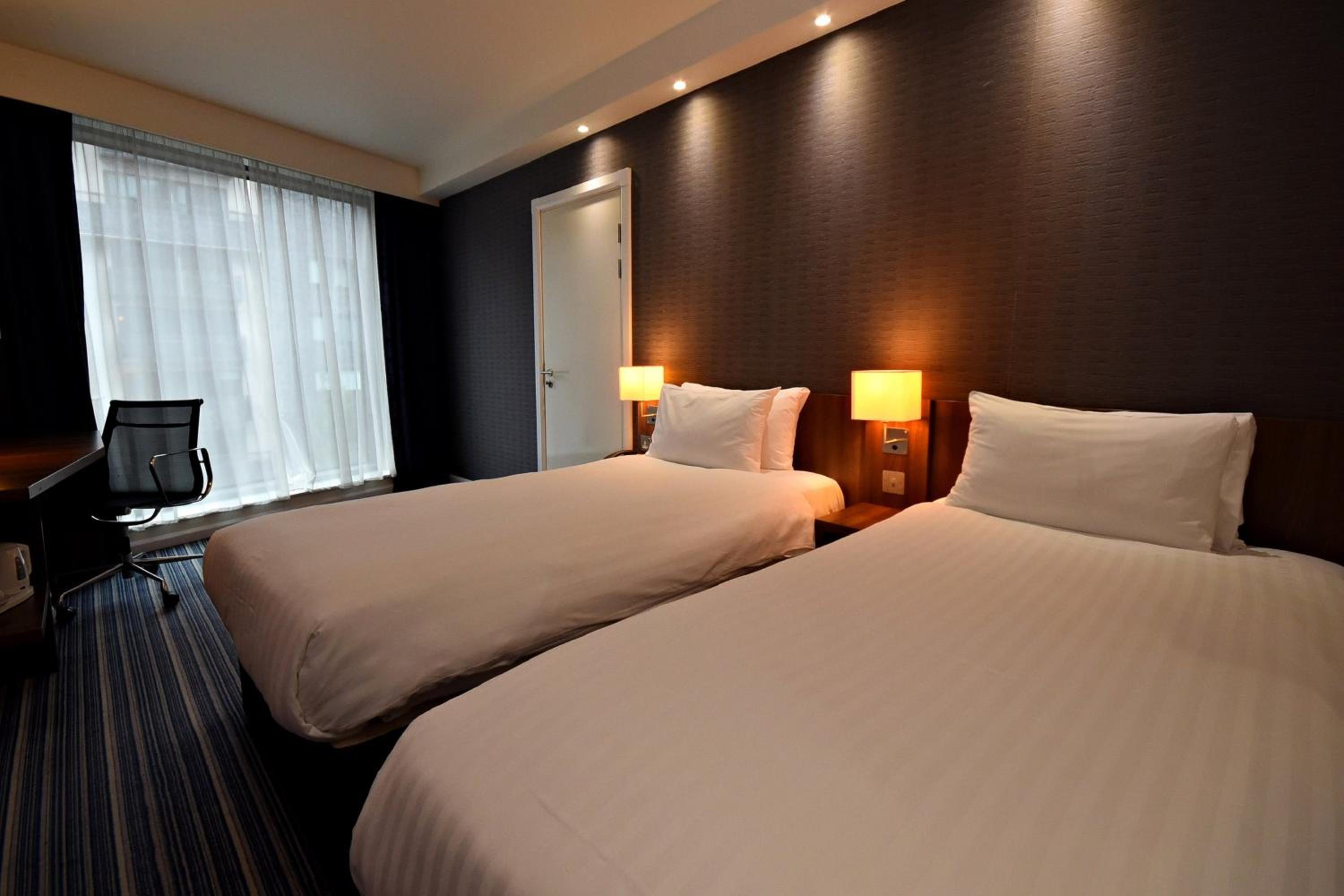 Premium Twin Room with Extra Floor Space - Free Hot Breakfast photo 3