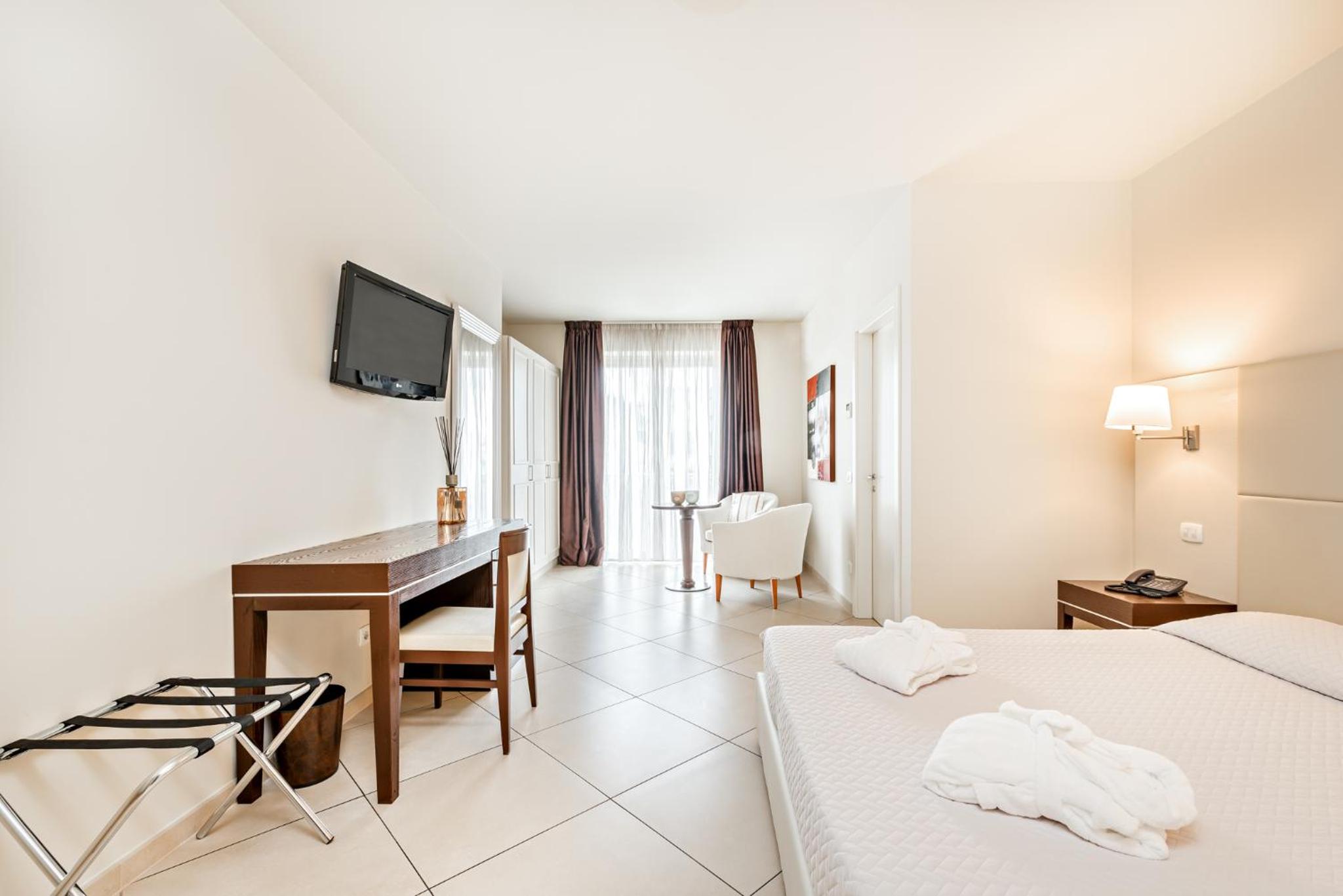 Double or Twin Room - Photo 7