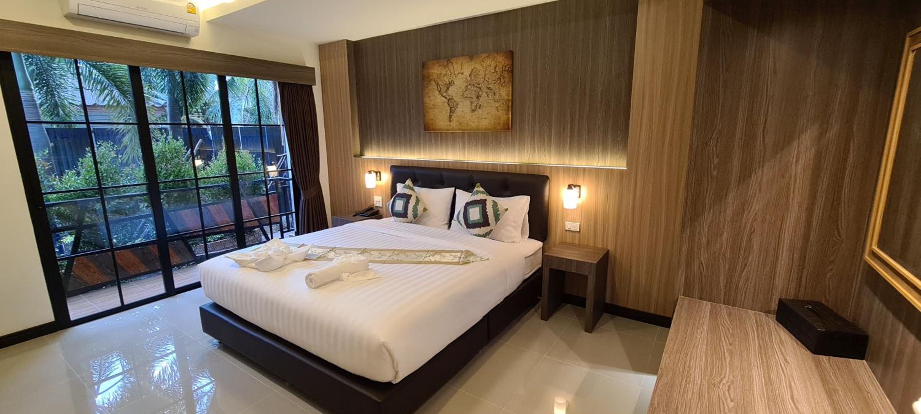 Deluxe King Room - Photo 3