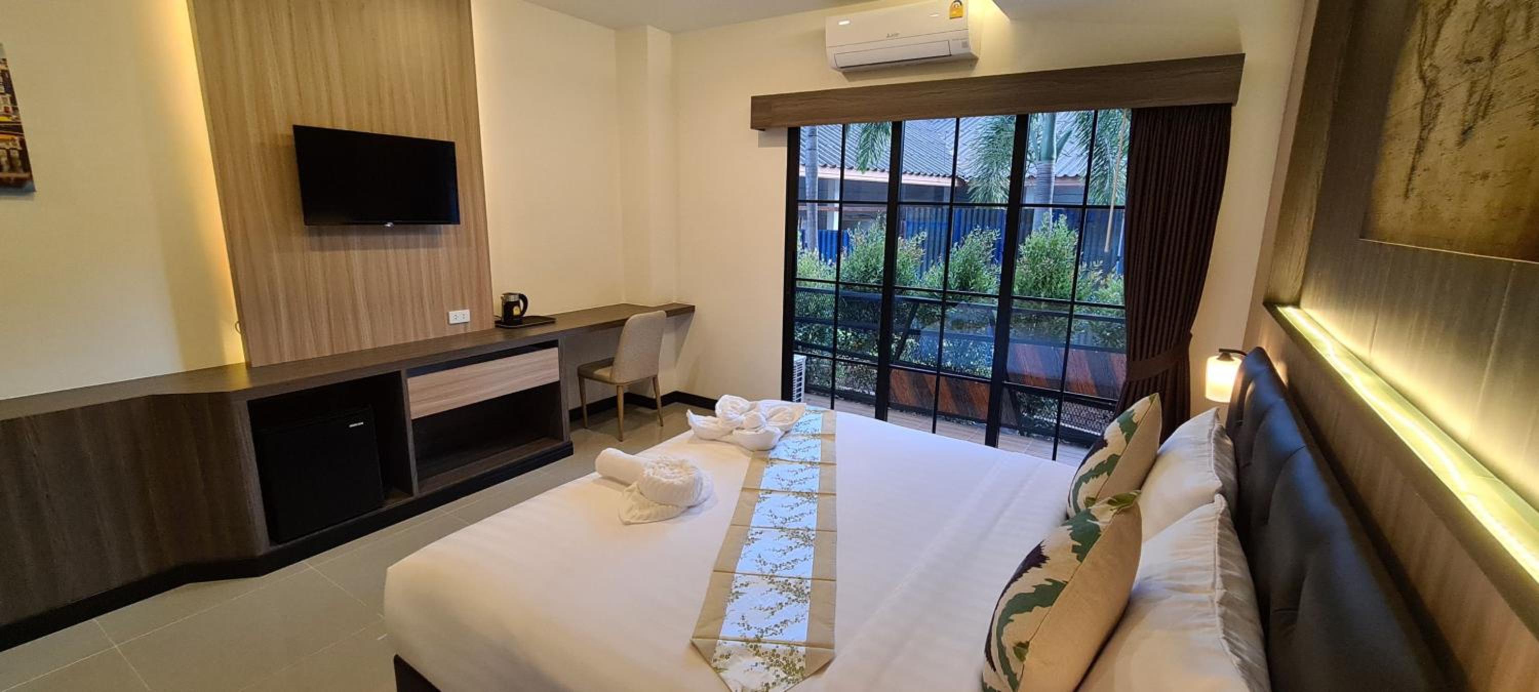 Deluxe King Room - Photo 4