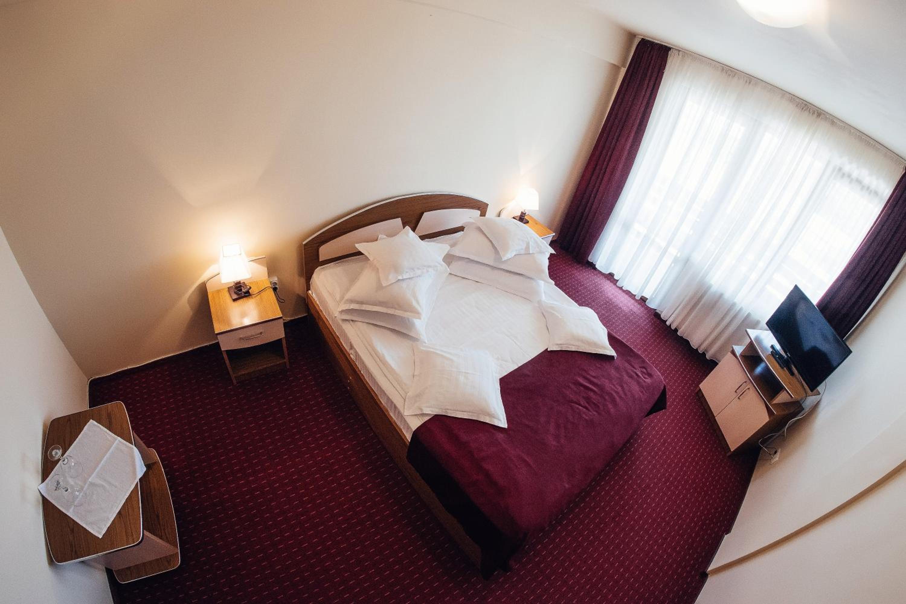One-Bedroom Apartment - Photo 2