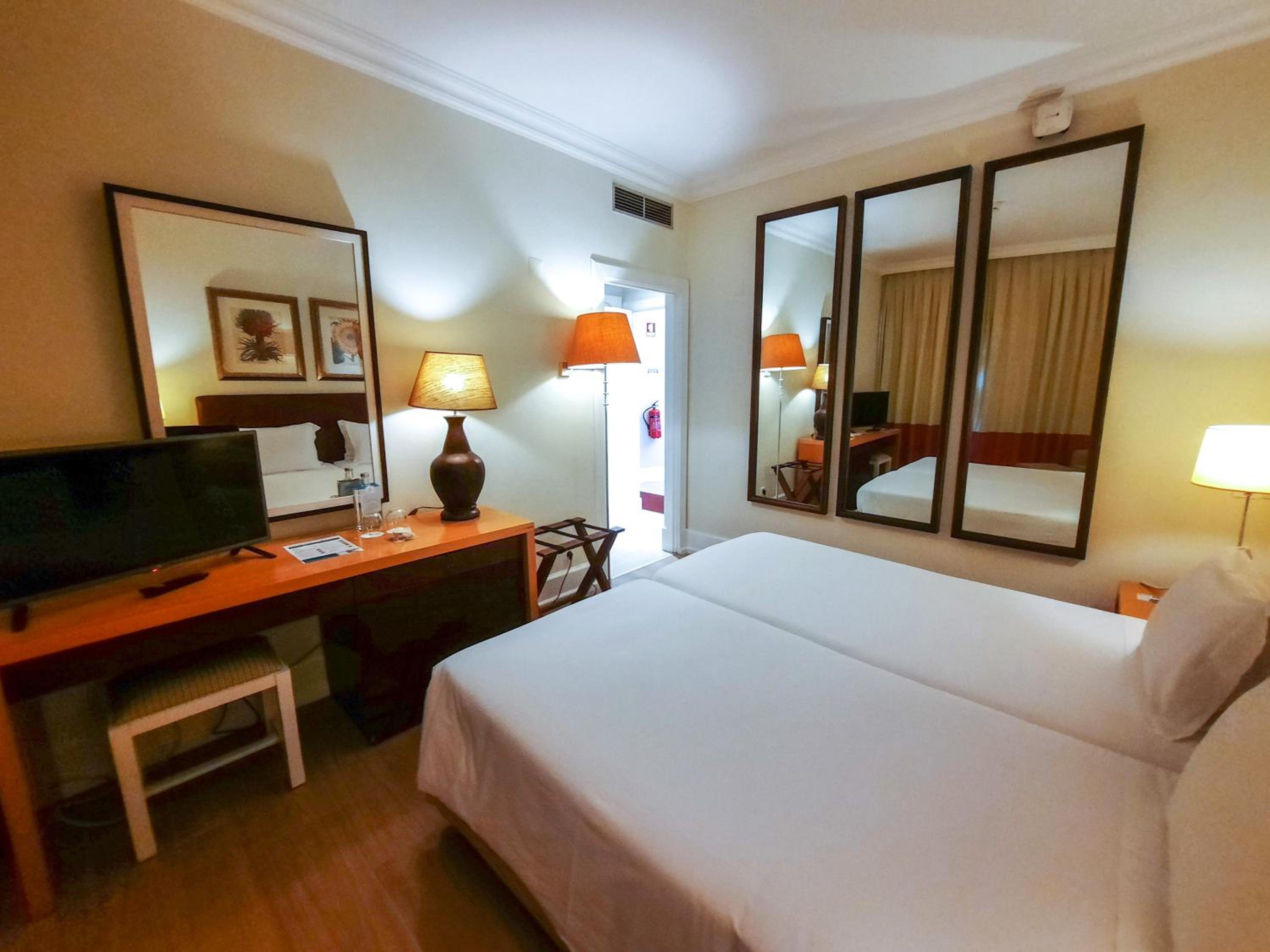 Twin Room - Photo 9