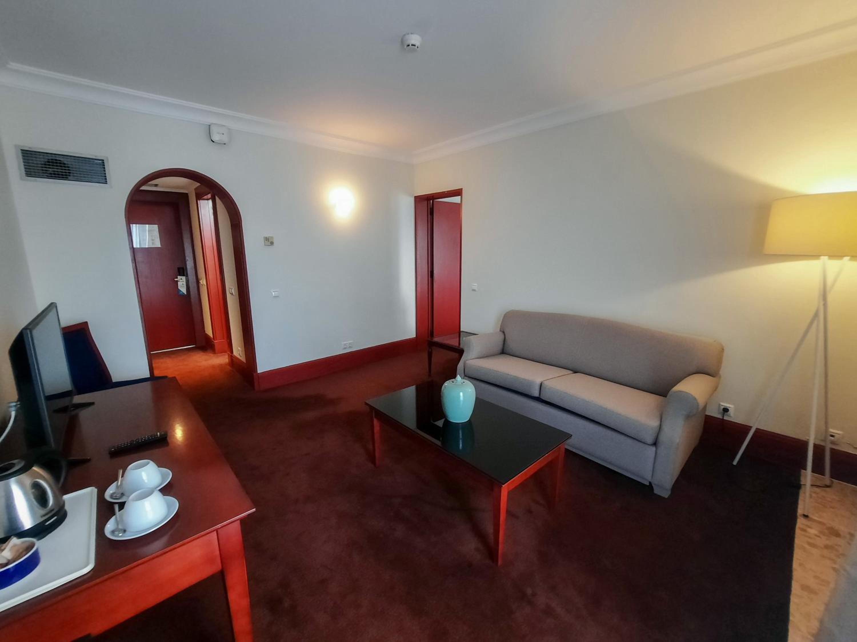 Deluxe Suite - Photo 6