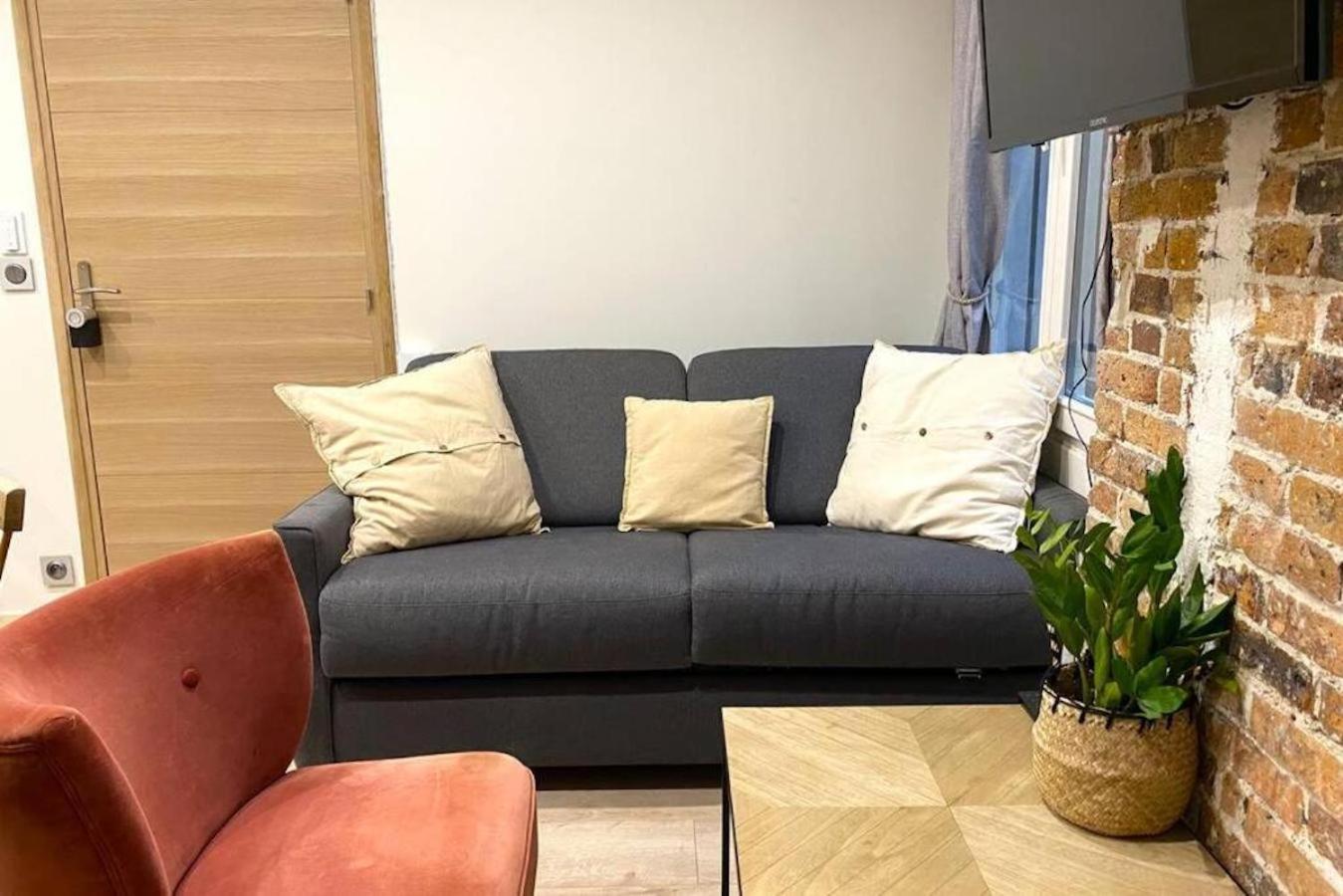 One-Bedroom Apartment photo 2