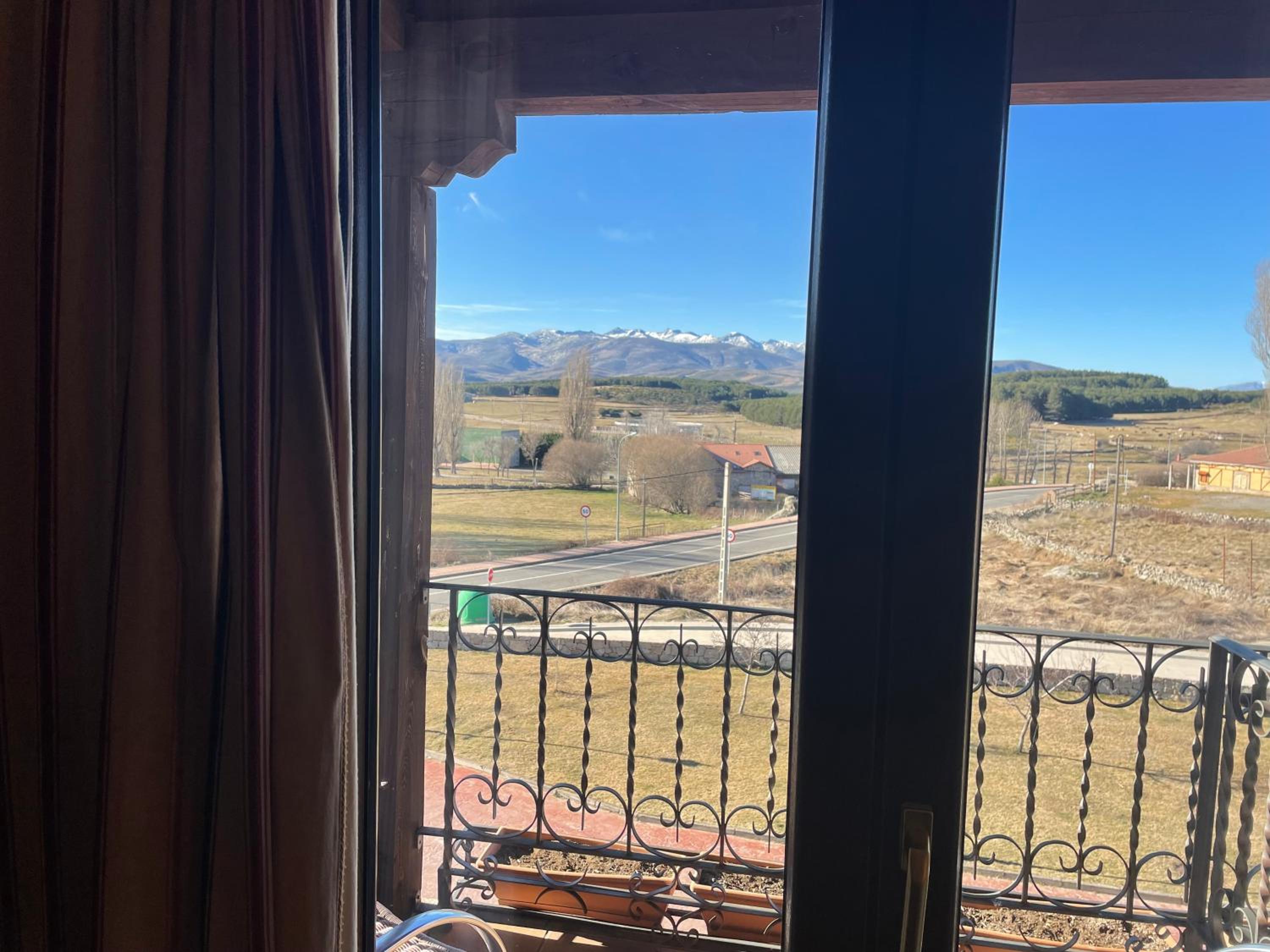 Standard Twin Room with Mountain View photo 3