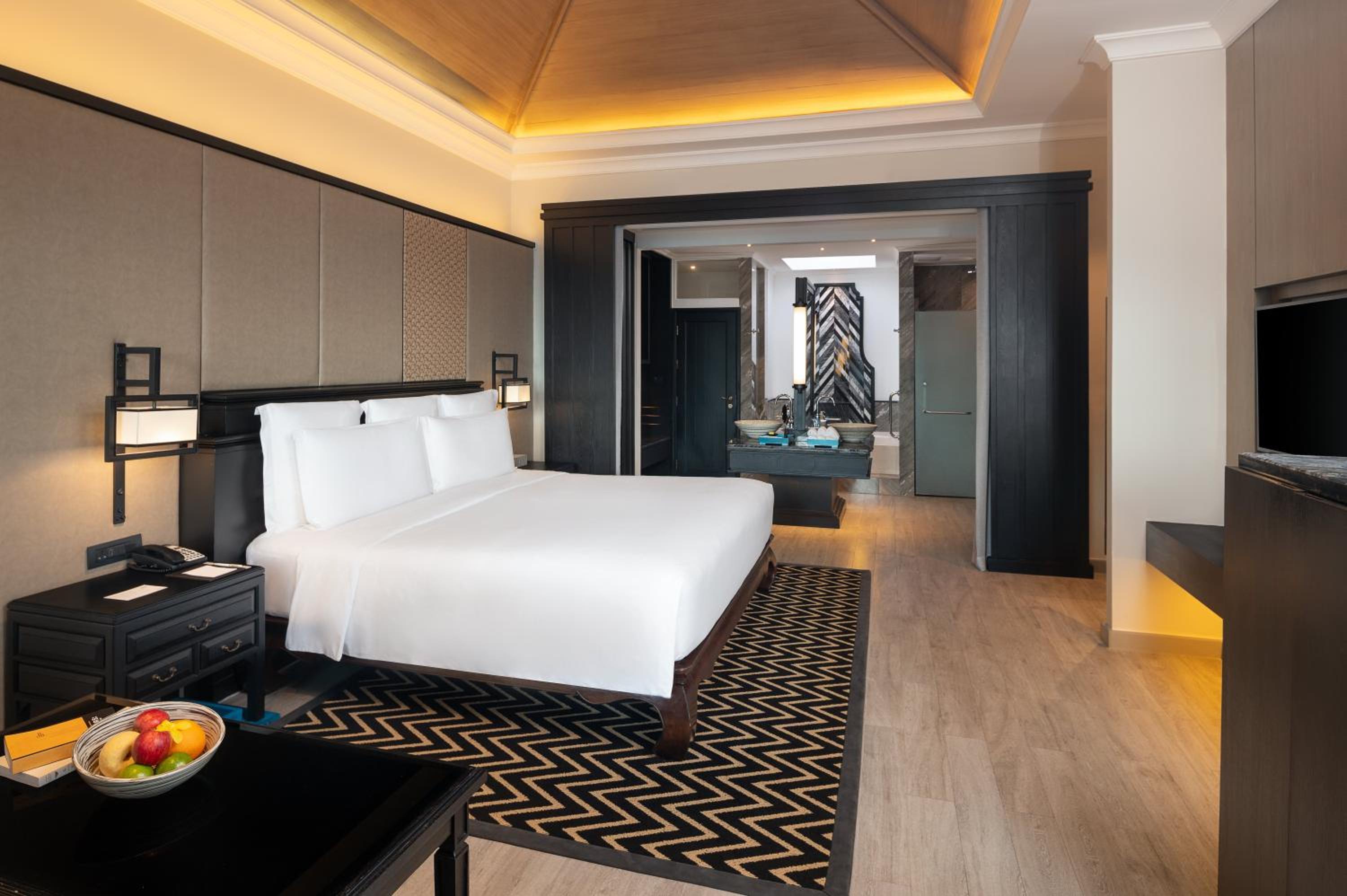 Junior Queen Suite with Garden View - Club Lounge Access - Photo 2