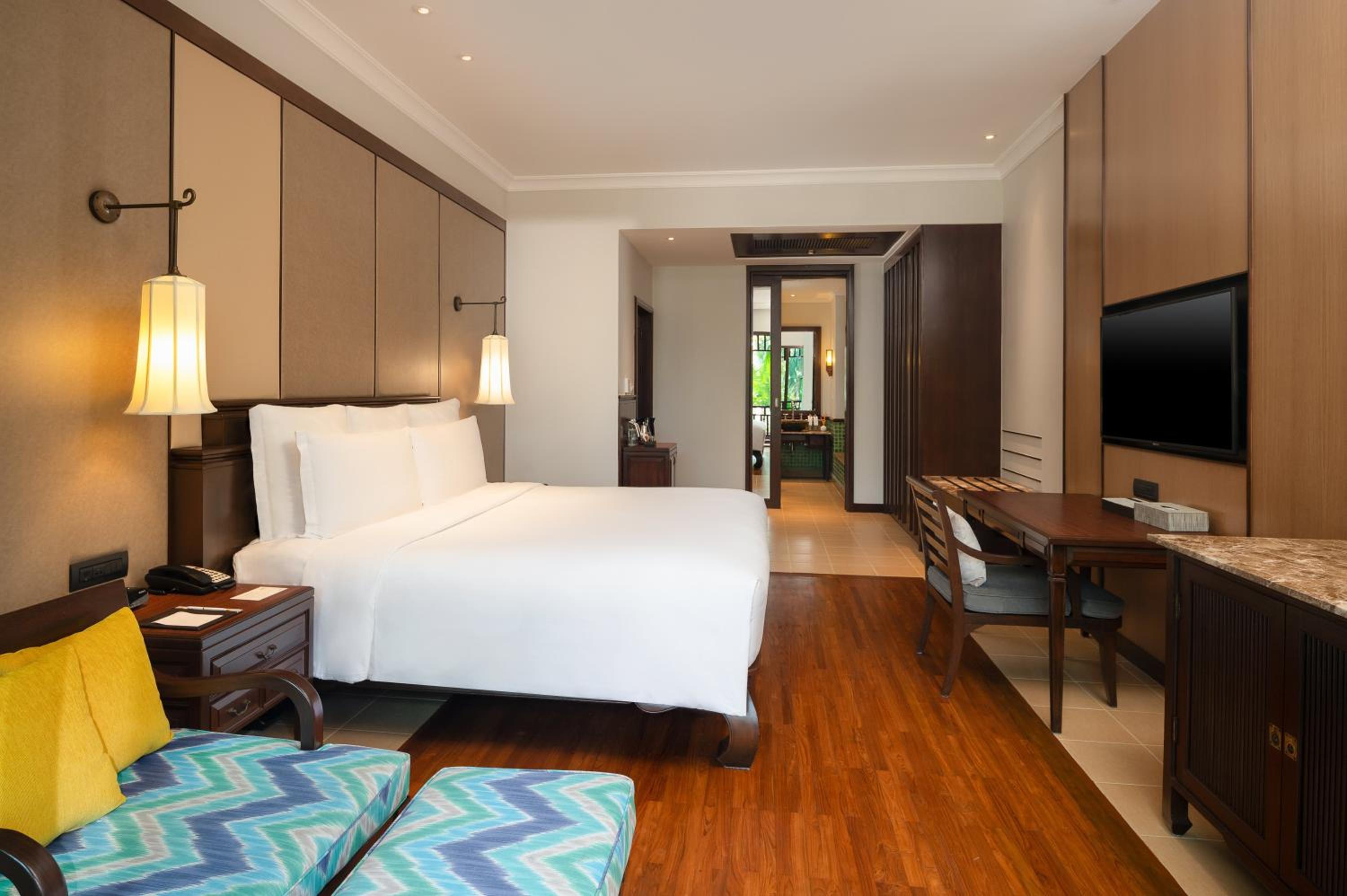 Classic King Room with Garden View - Photo 2