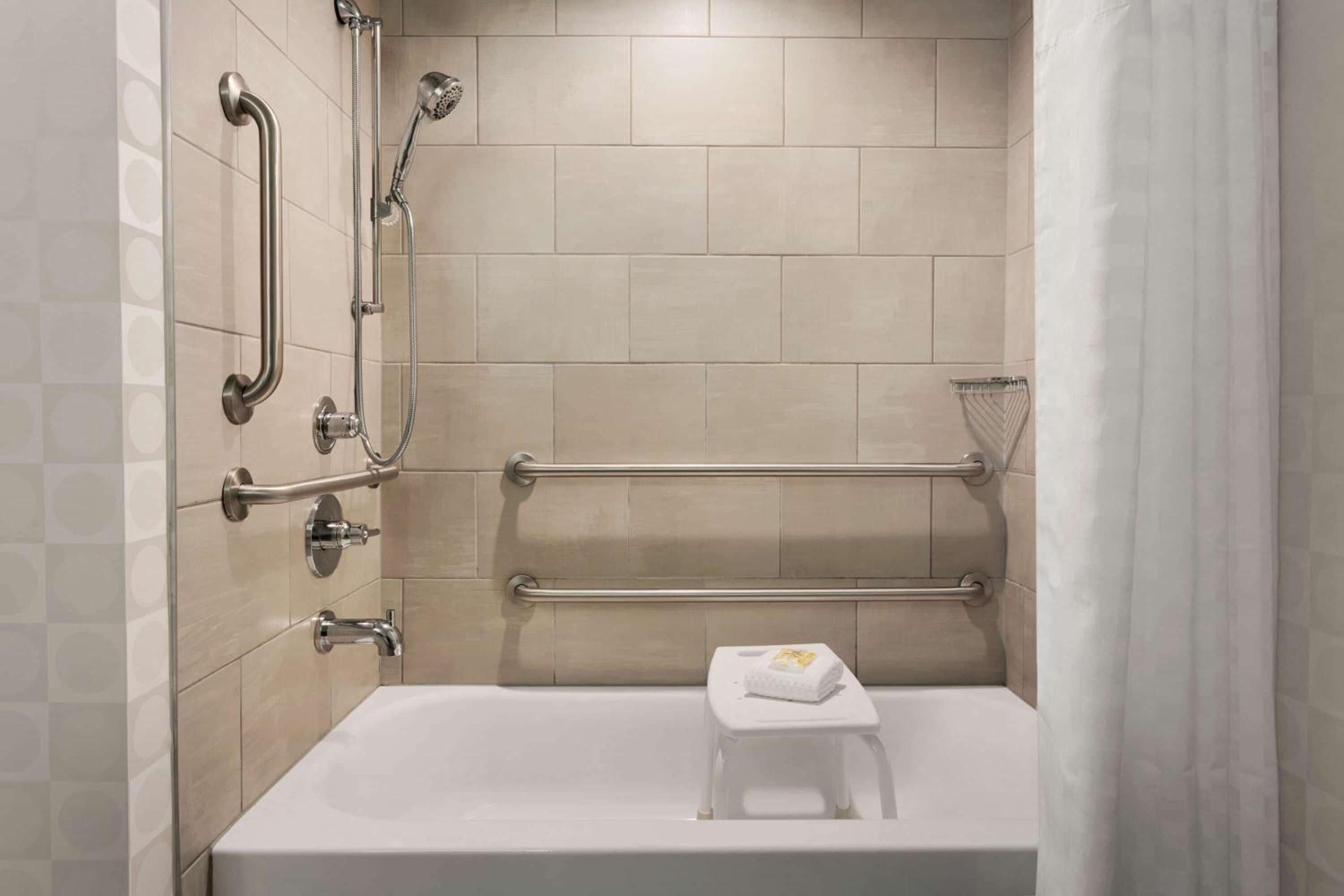 2 Queen Beds, Mobility/Hearing Accessible Room, Bathtub w/ Grab Bars - Photo 3