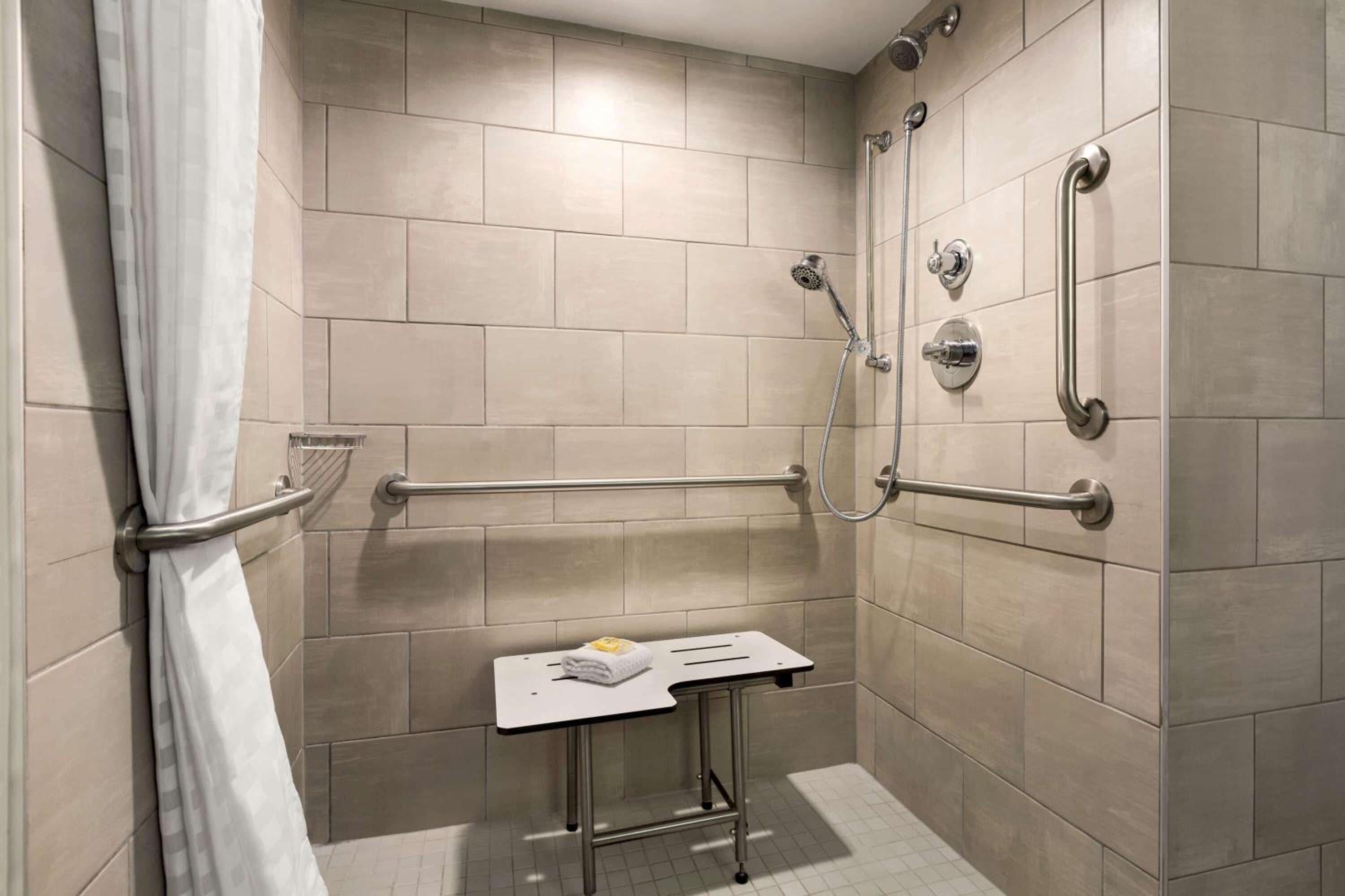 2 Queen Beds, Mobility/Hearing Accessible Room, Roll-In Shower, Non-Smoking - Photo 3