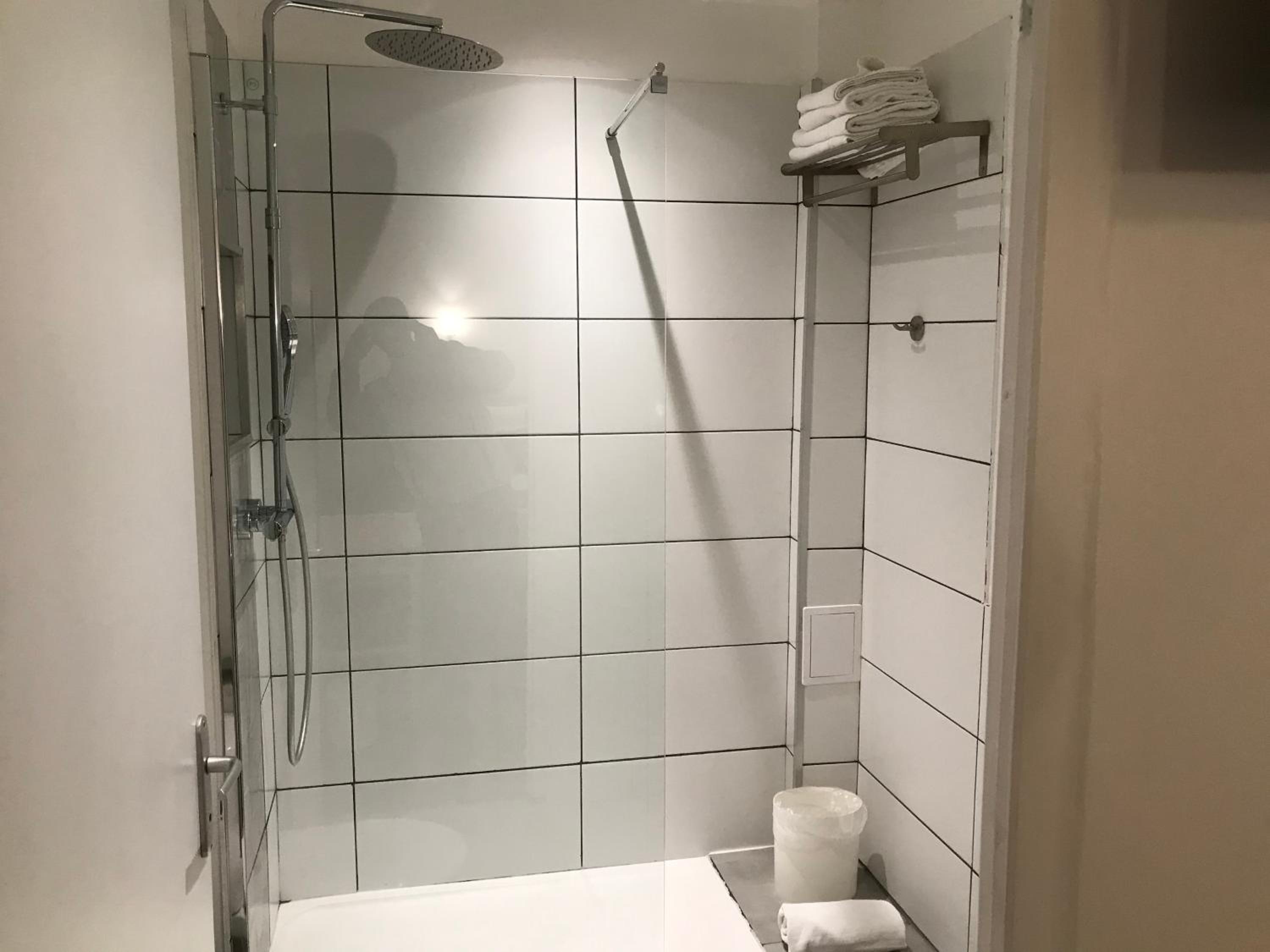 Large Double Room - Photo 3