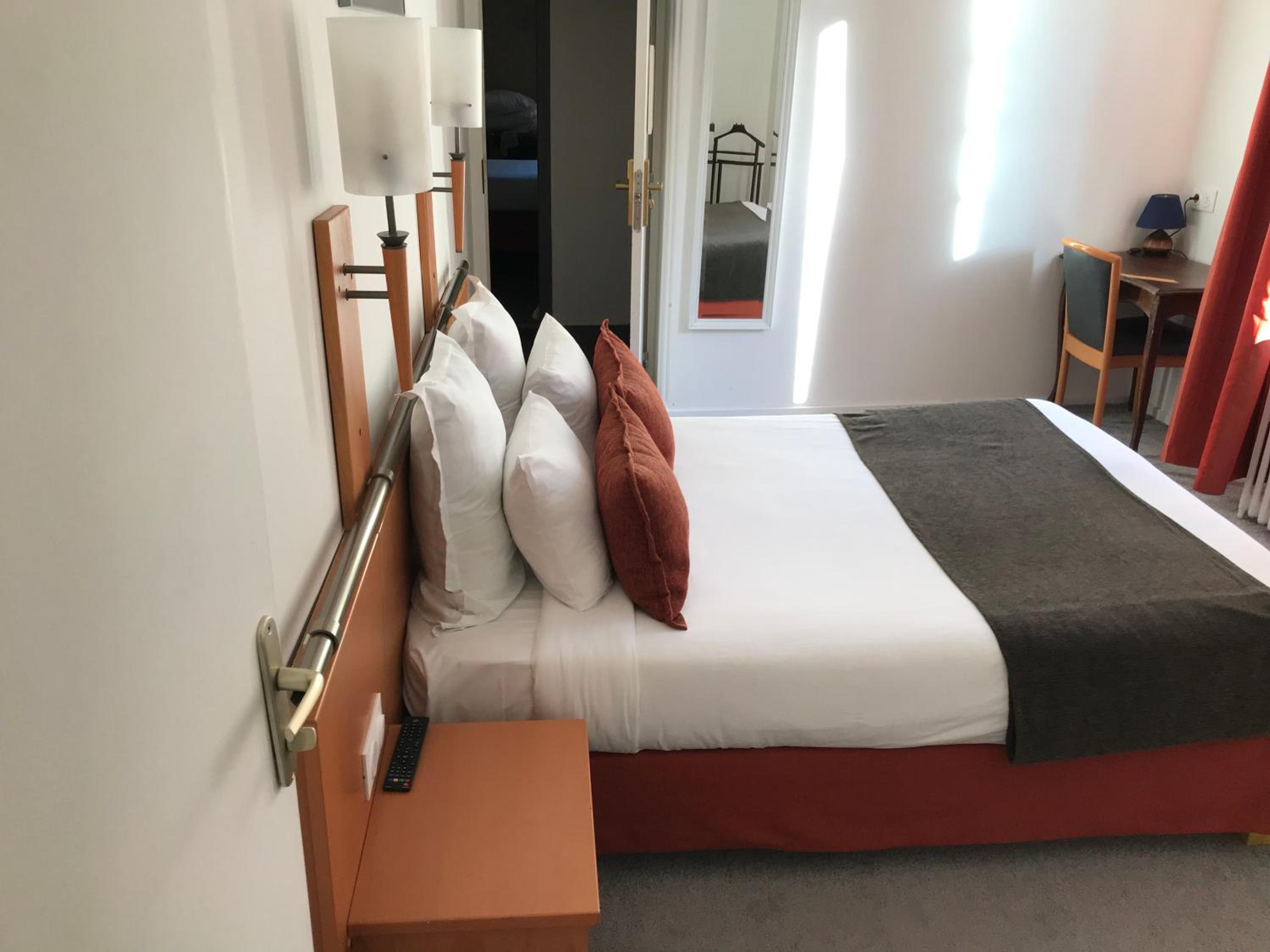 Large Double Room - Photo 17
