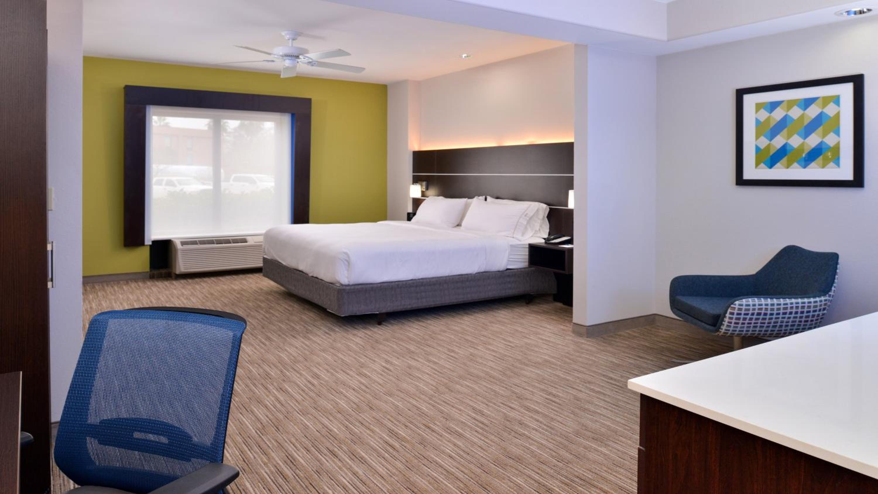 King Suite with Pull Out Sofa - Photo 2