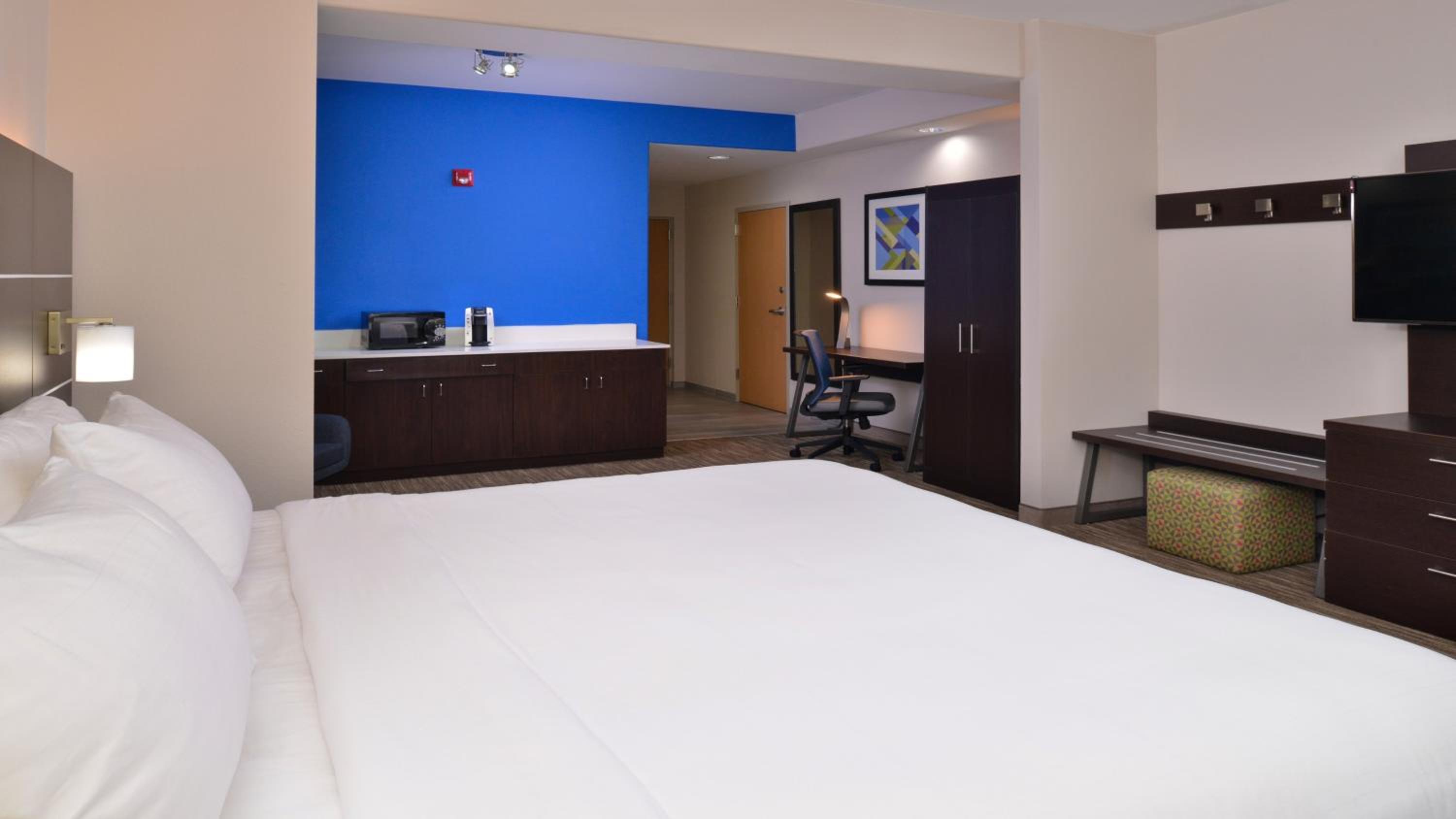 King Suite with Pull Out Sofa - Photo 4