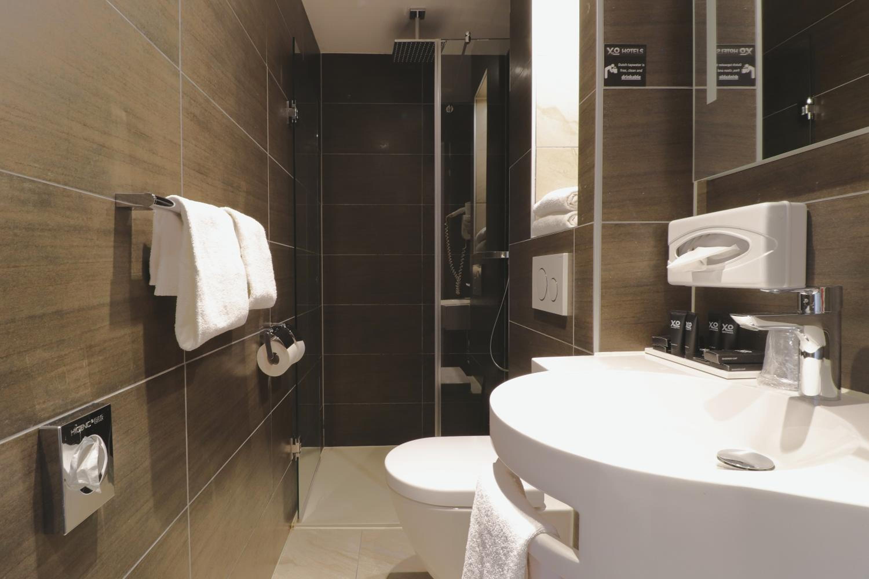Standard Twin Room thumbnail 5