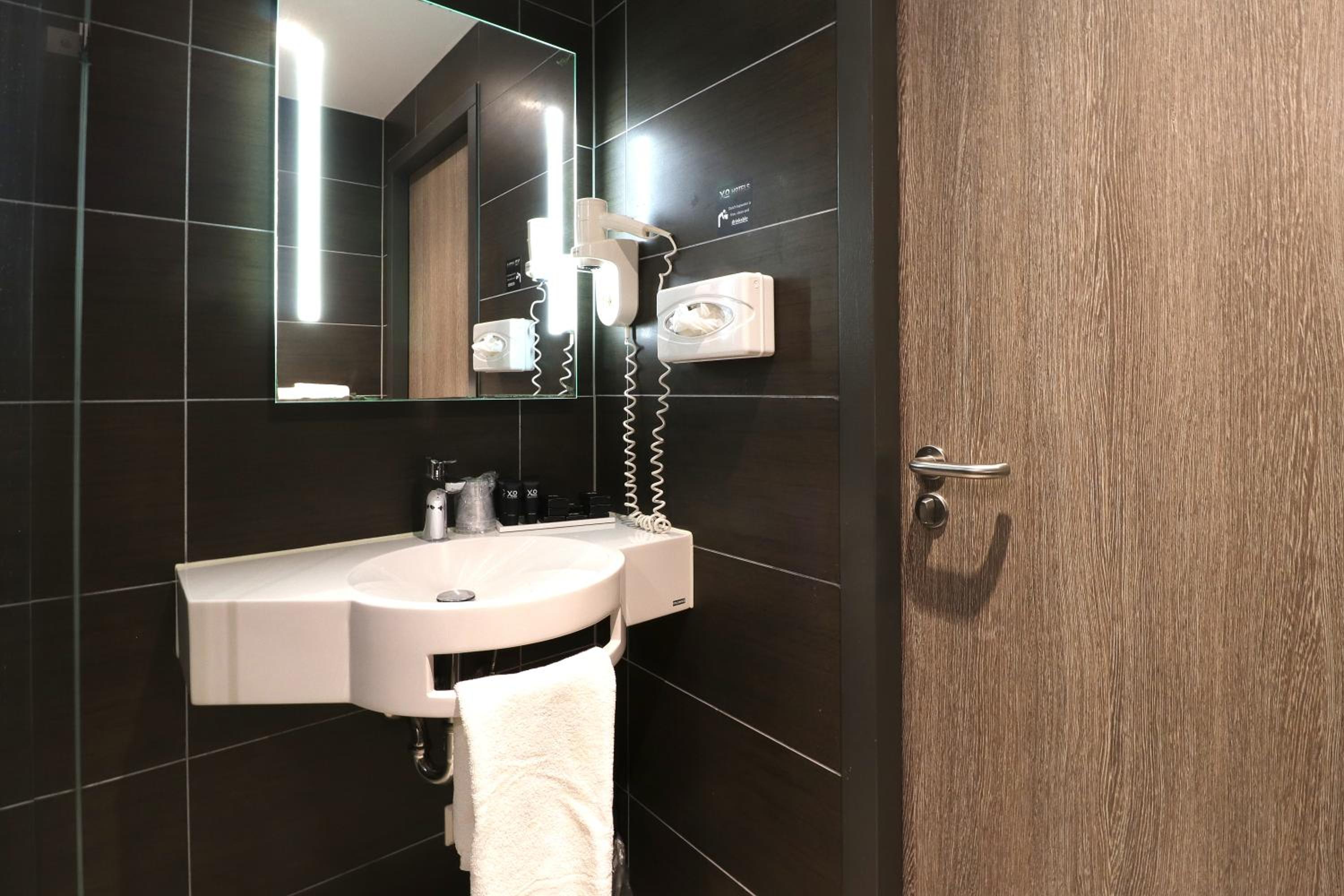 Standard Triple Room thumbnail 6