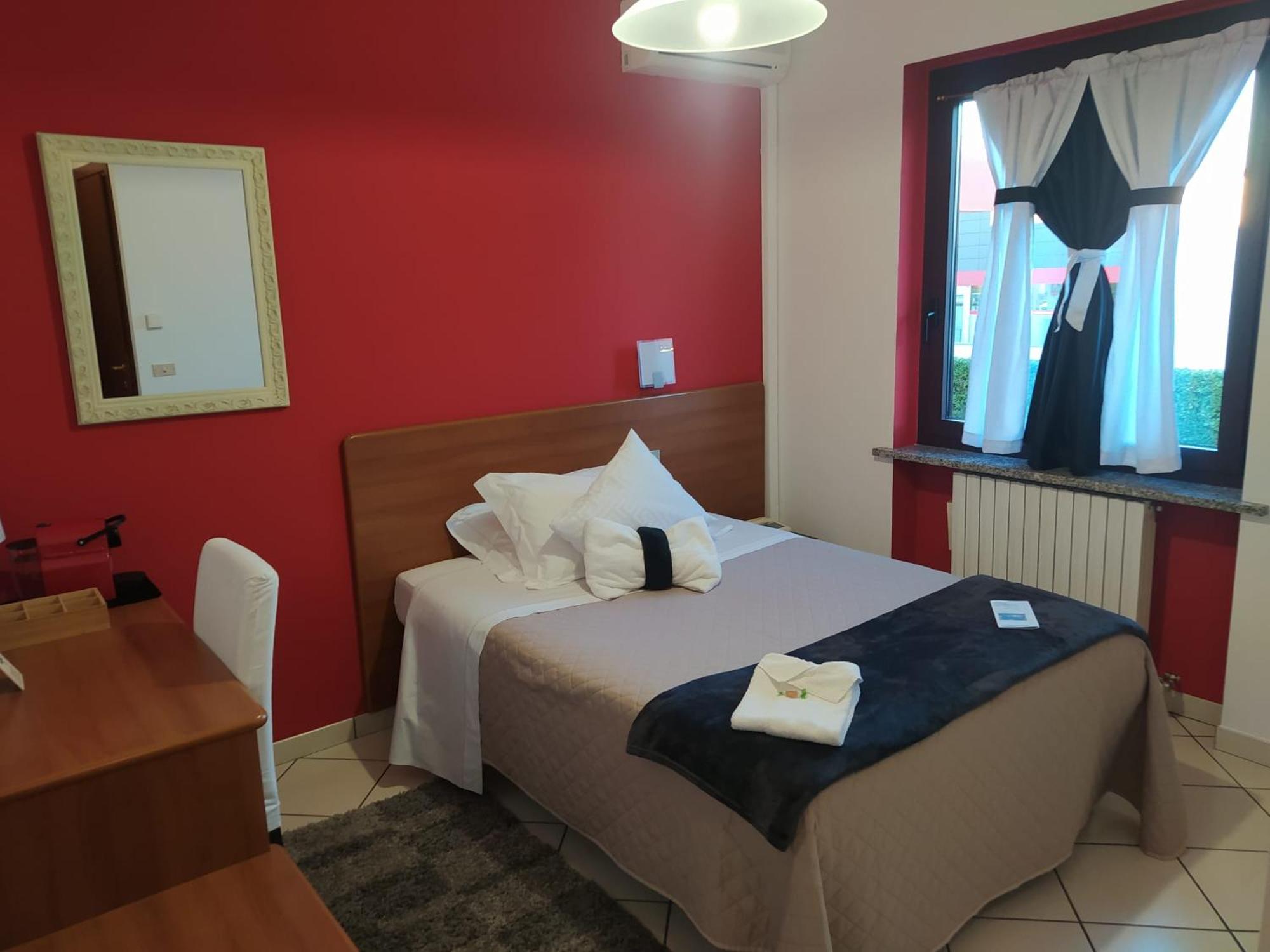 Standard King Room photo 1