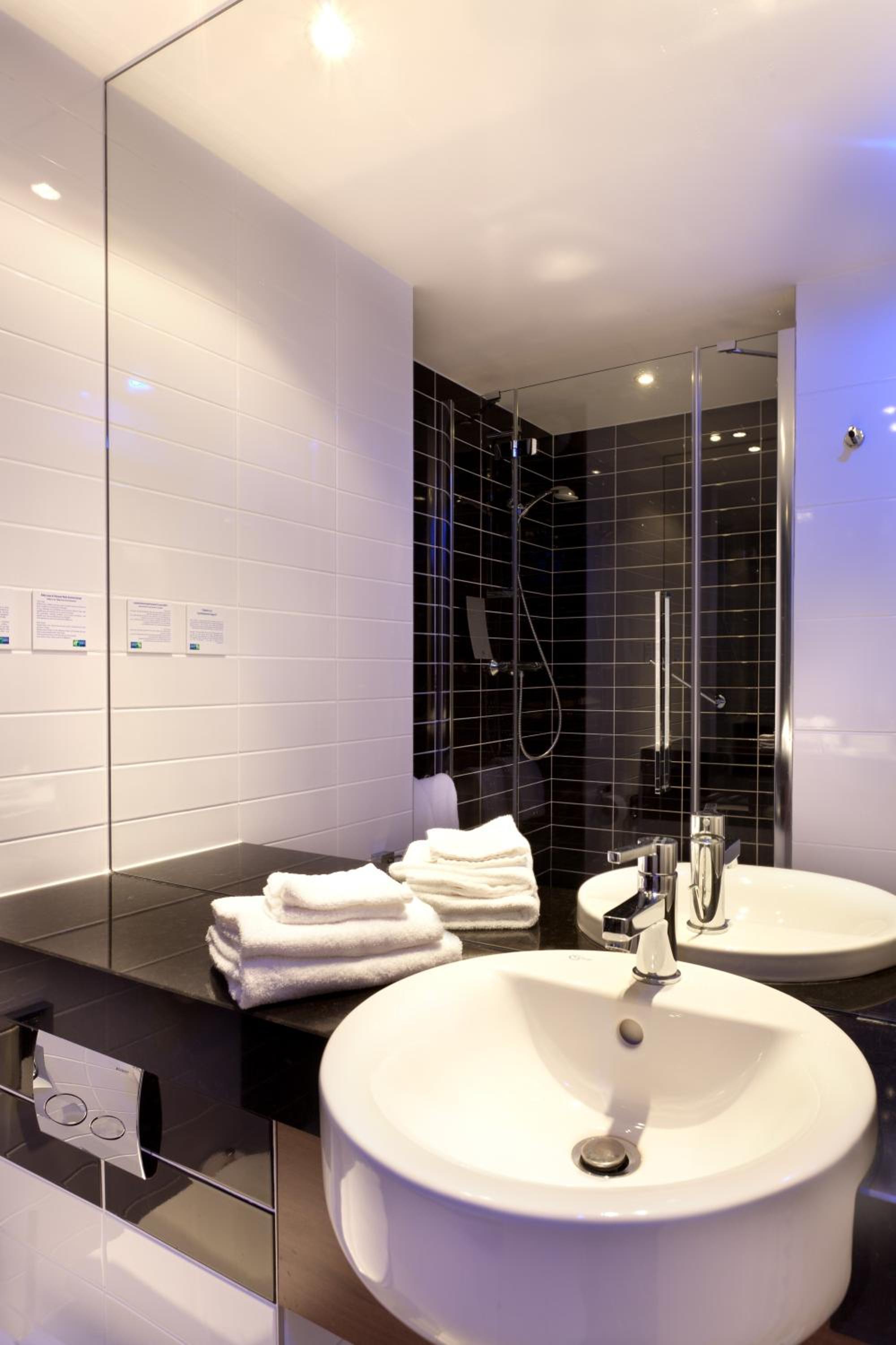 Standard Room with Free Breakfast - Photo 7