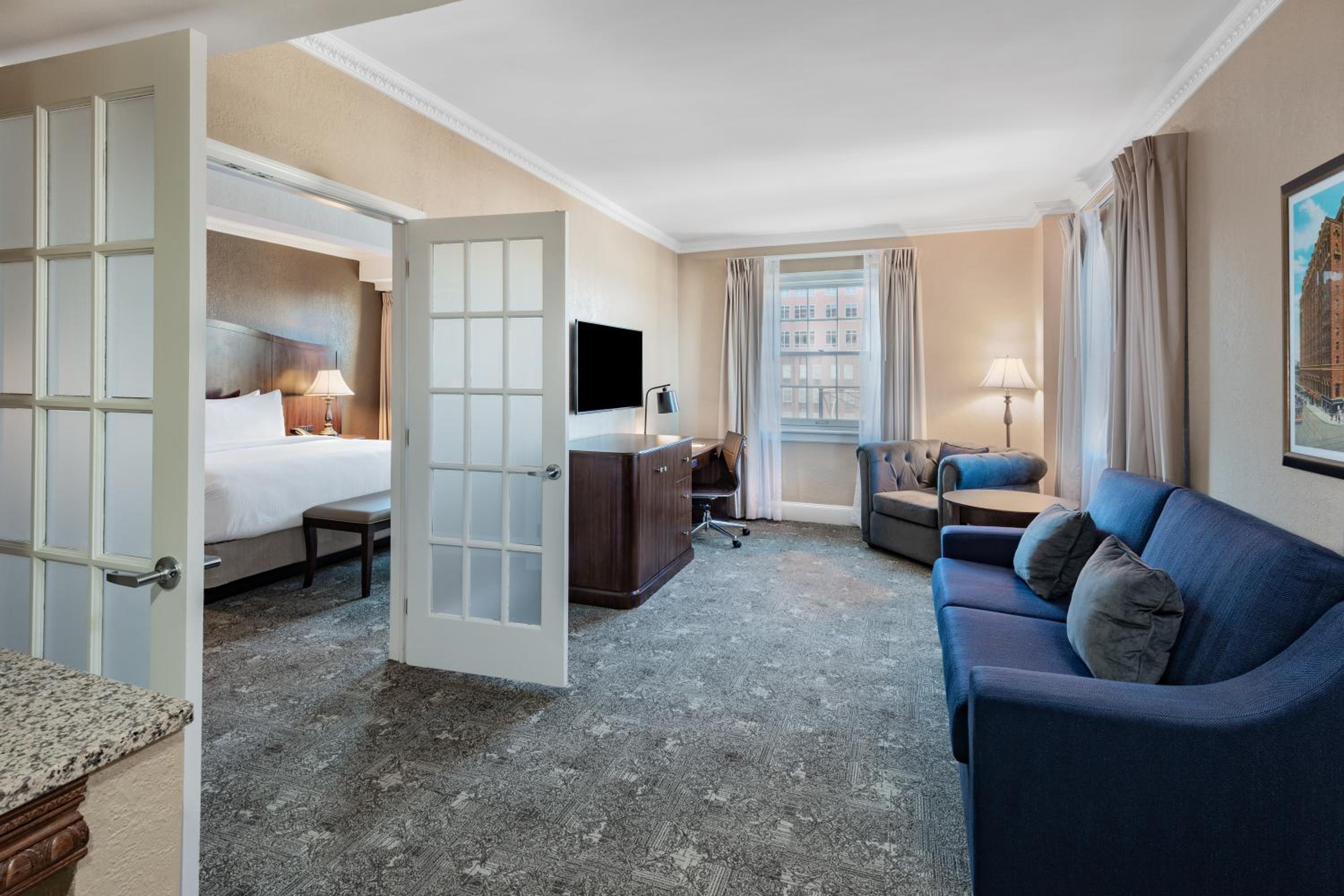Deluxe One-Bedroom King Suite - Non-Smoking - Photo 2