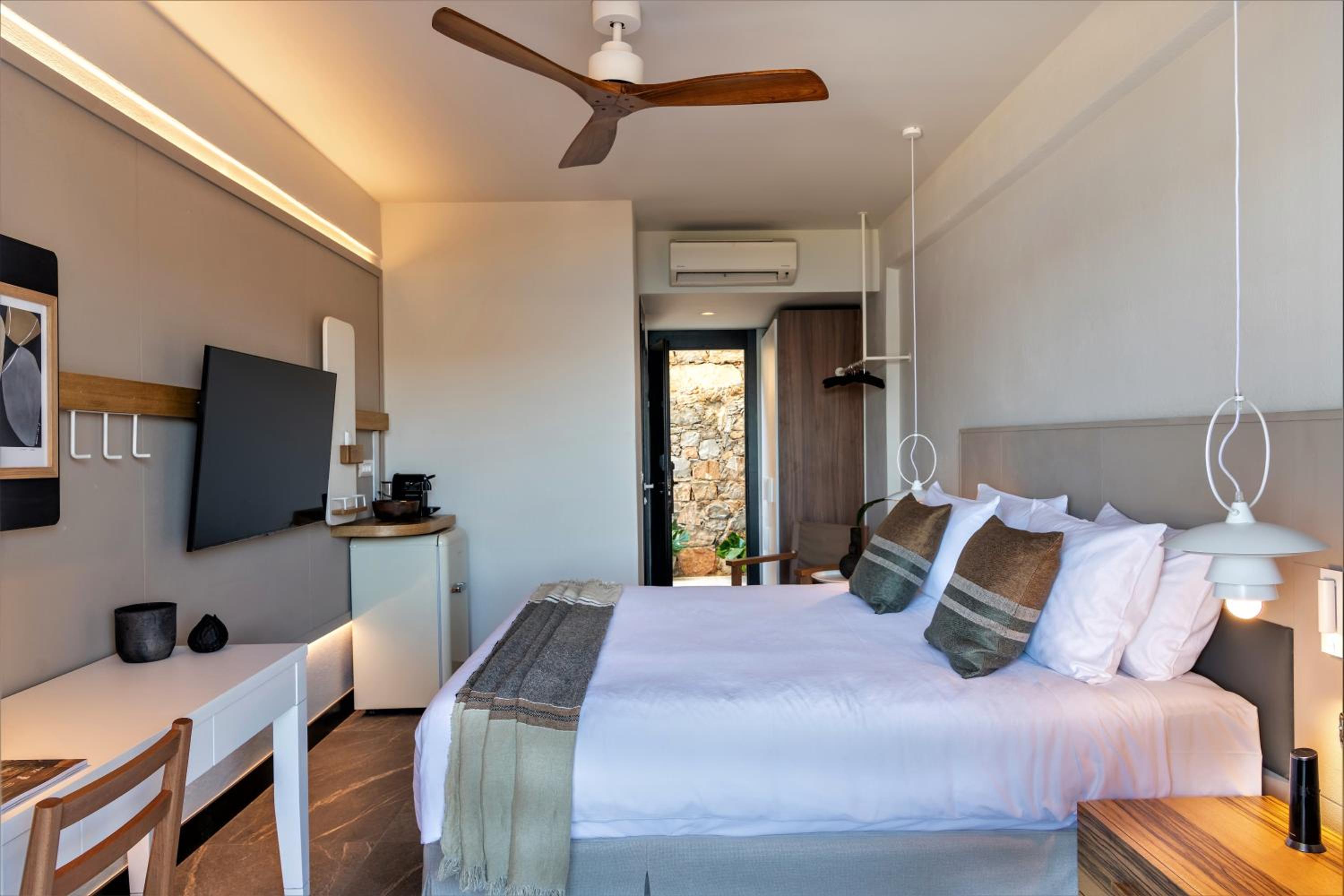 Tropical Nest Queen Room
