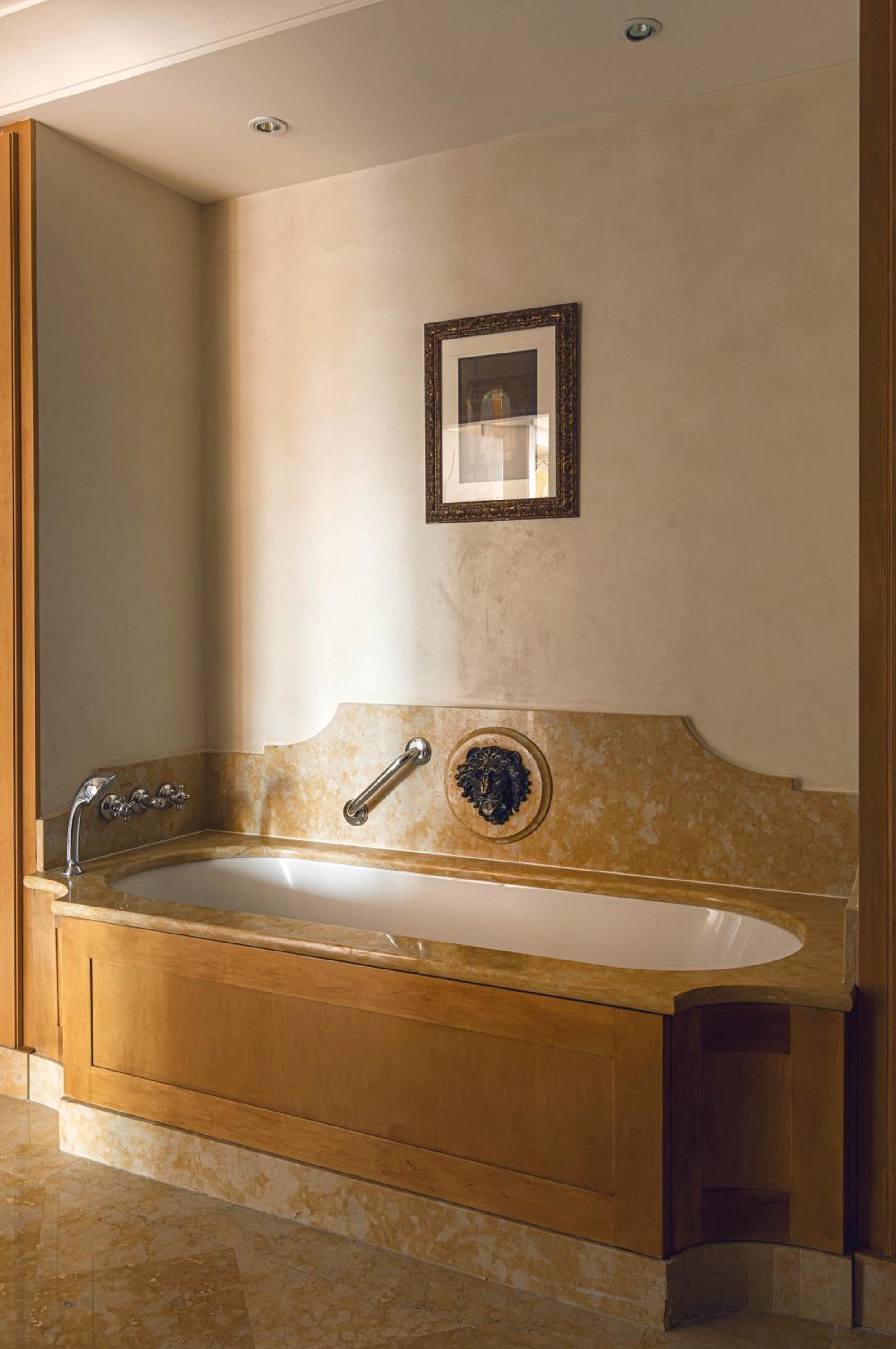 Suite with Balcony (Non Smoking) thumbnail 5