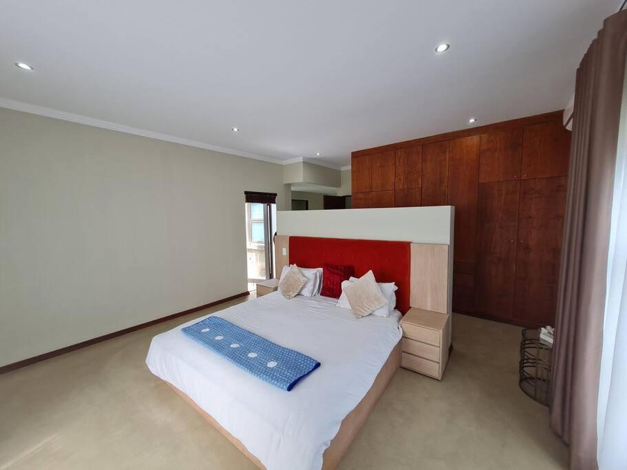Five-Bedroom House photo 1