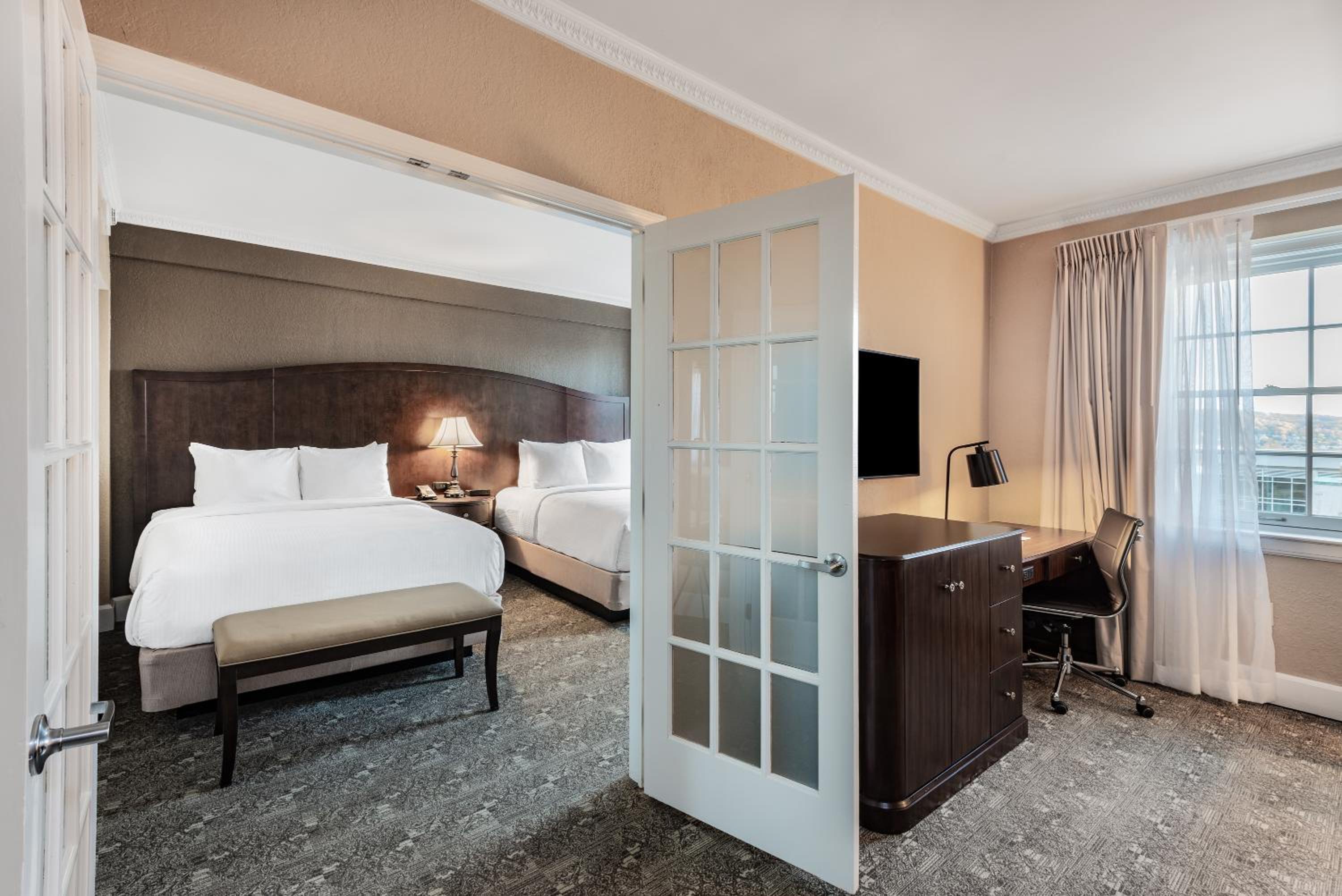 One-Bedroom Suite With Two Queen Beds - Non-Smoking - Photo 1