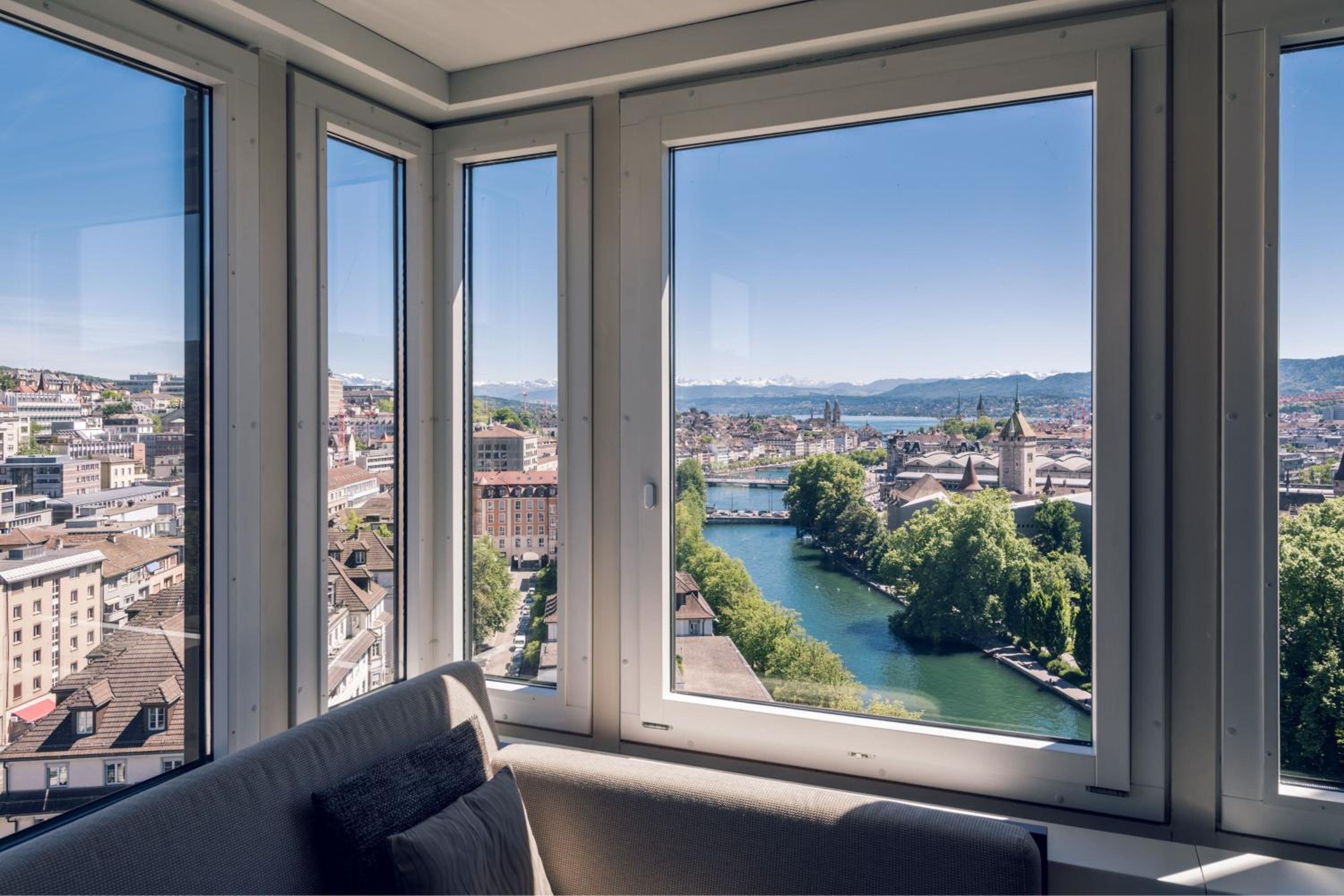 Club King Room with City View and M Club Lounge access  - Photo 4