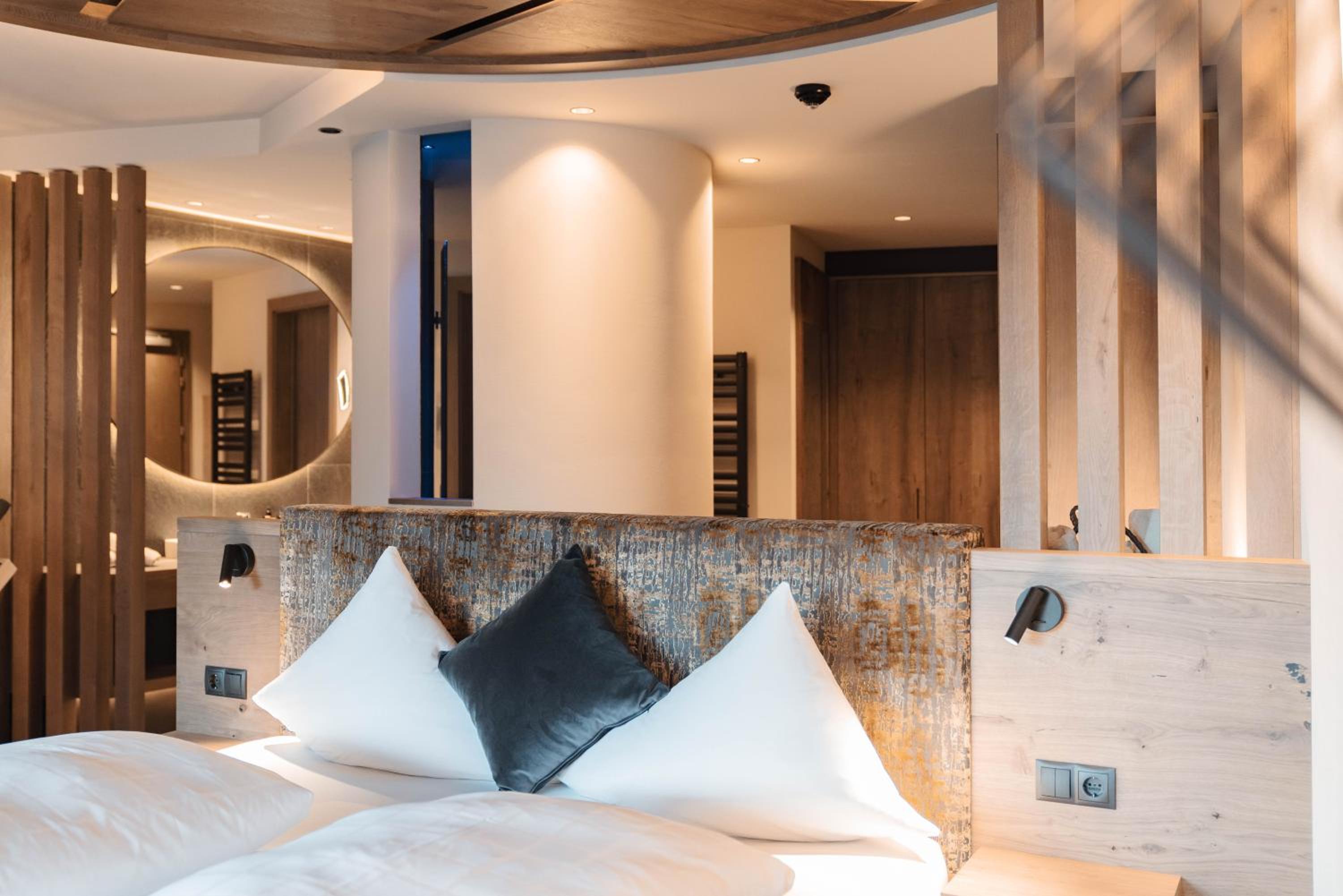 Suite - Photo 1