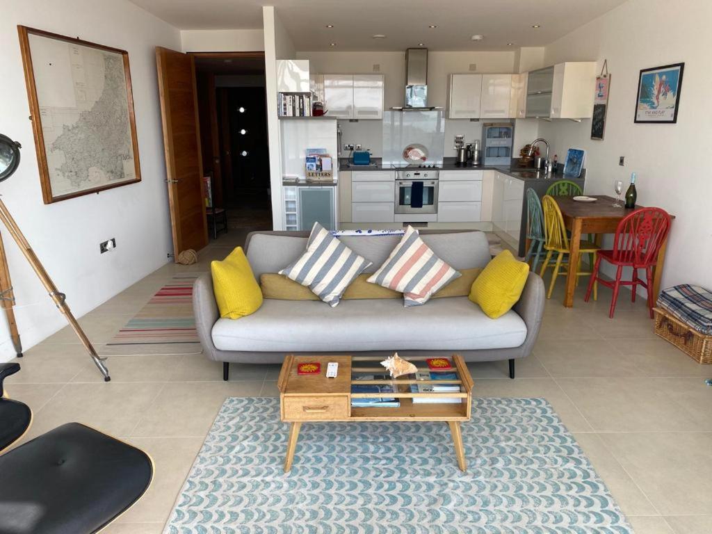 Deluxe One-Bedroom Apartment with Ocean View photo 2