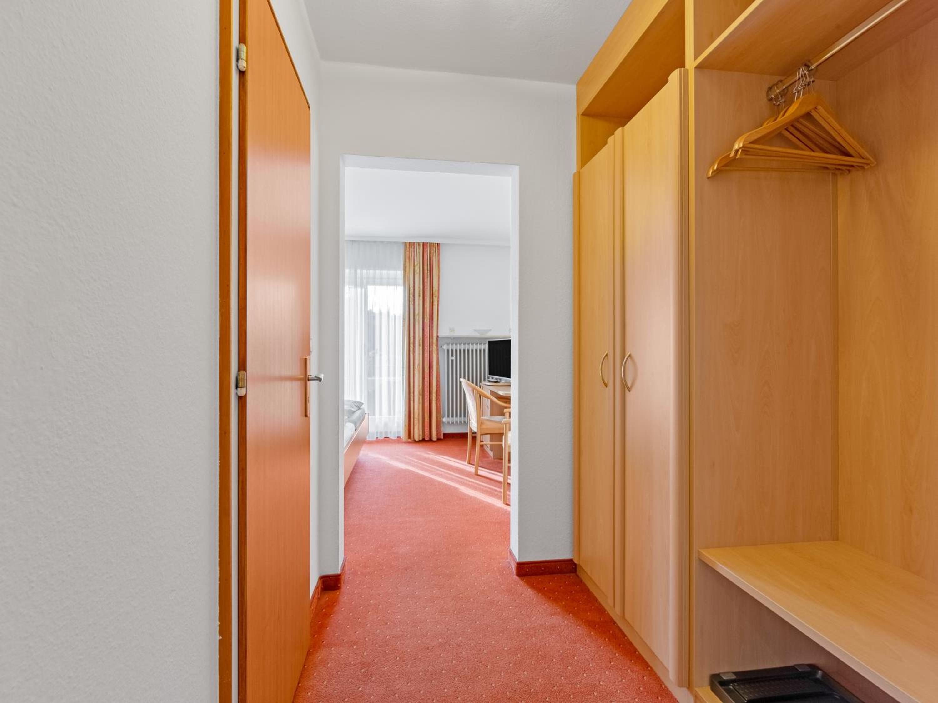 Double Room with Balcony - Photo 10