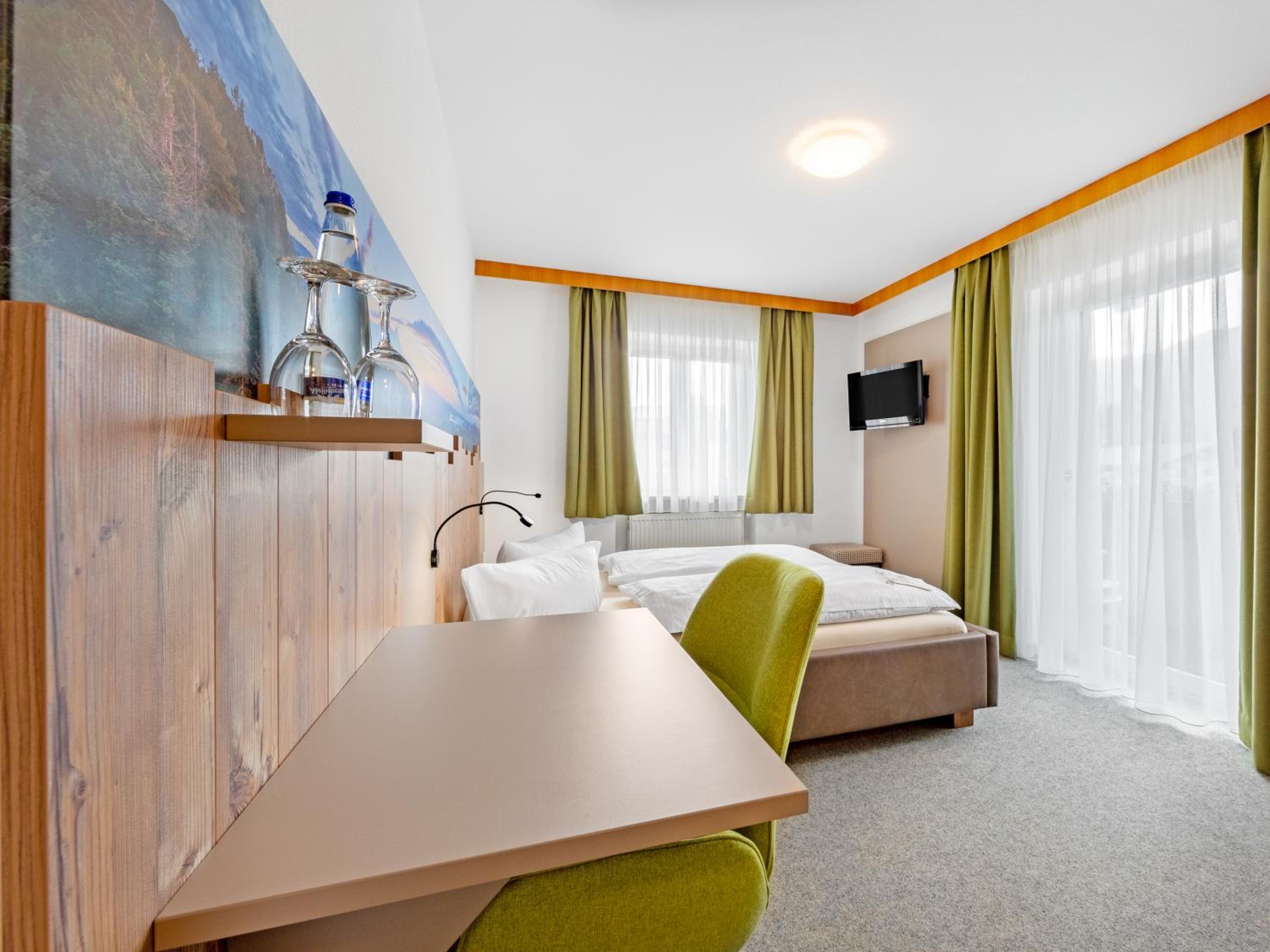 Double Room with Balcony - Photo 8