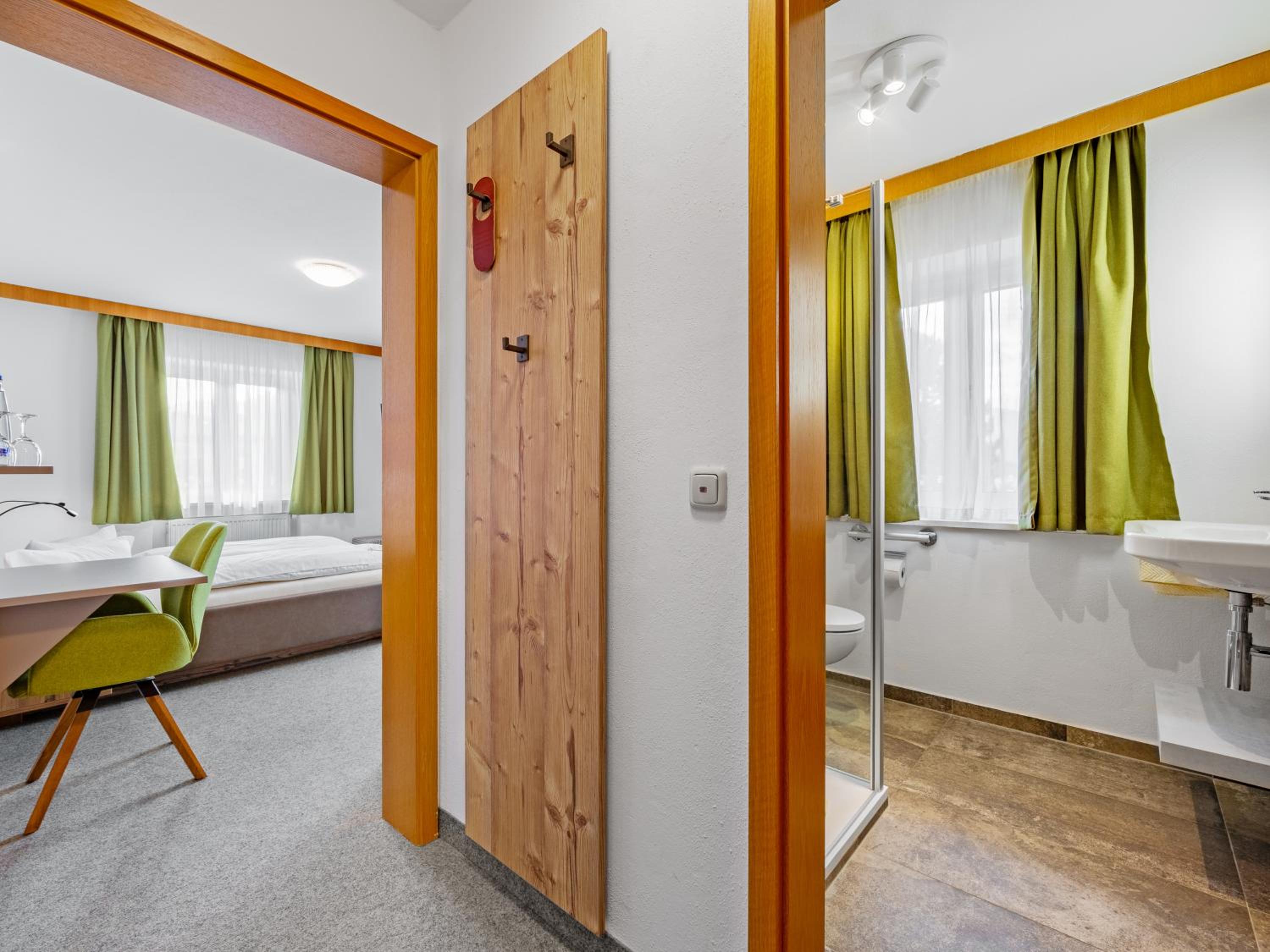 Double Room with Balcony - Photo 6