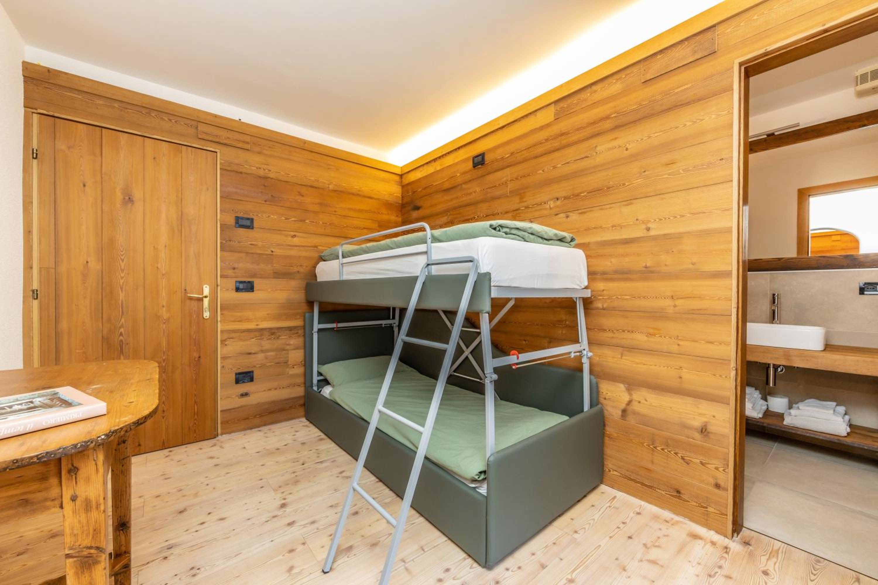 Superior Quadruple Room With Balcony - Photo 11
