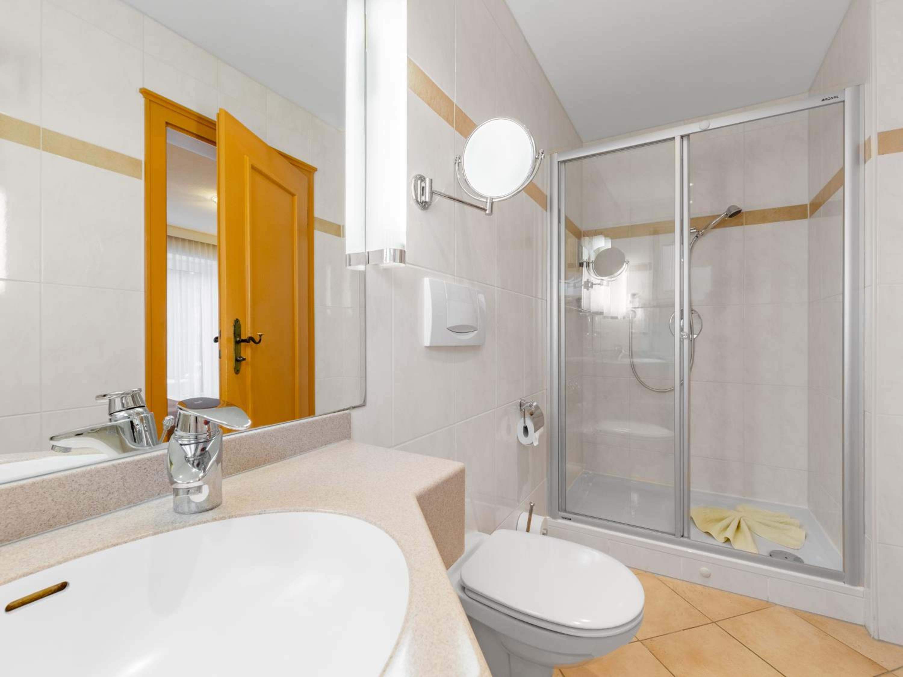 Double Room with Balcony - Photo 19