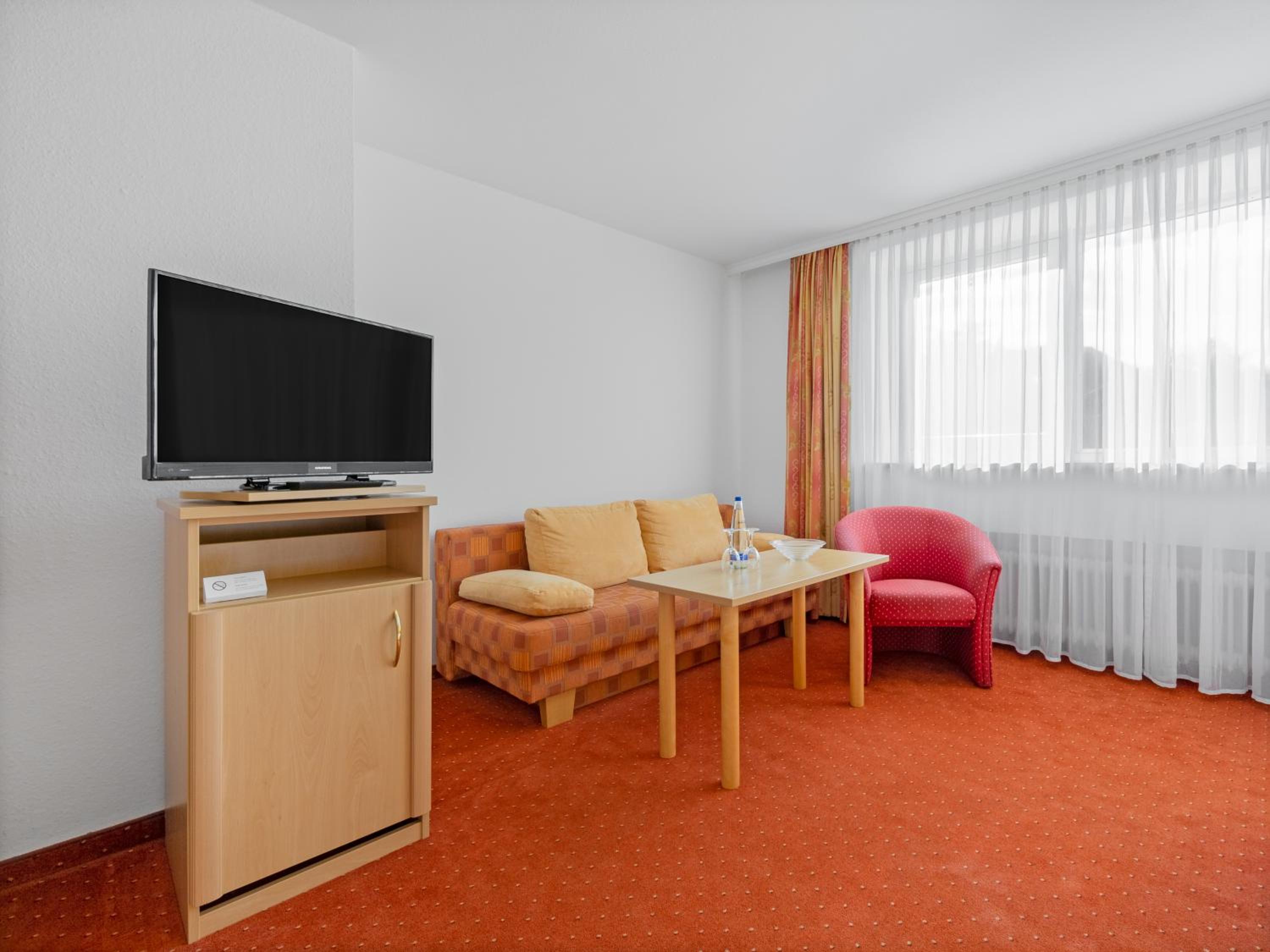 Quadruple Room with Balcony - Photo 7