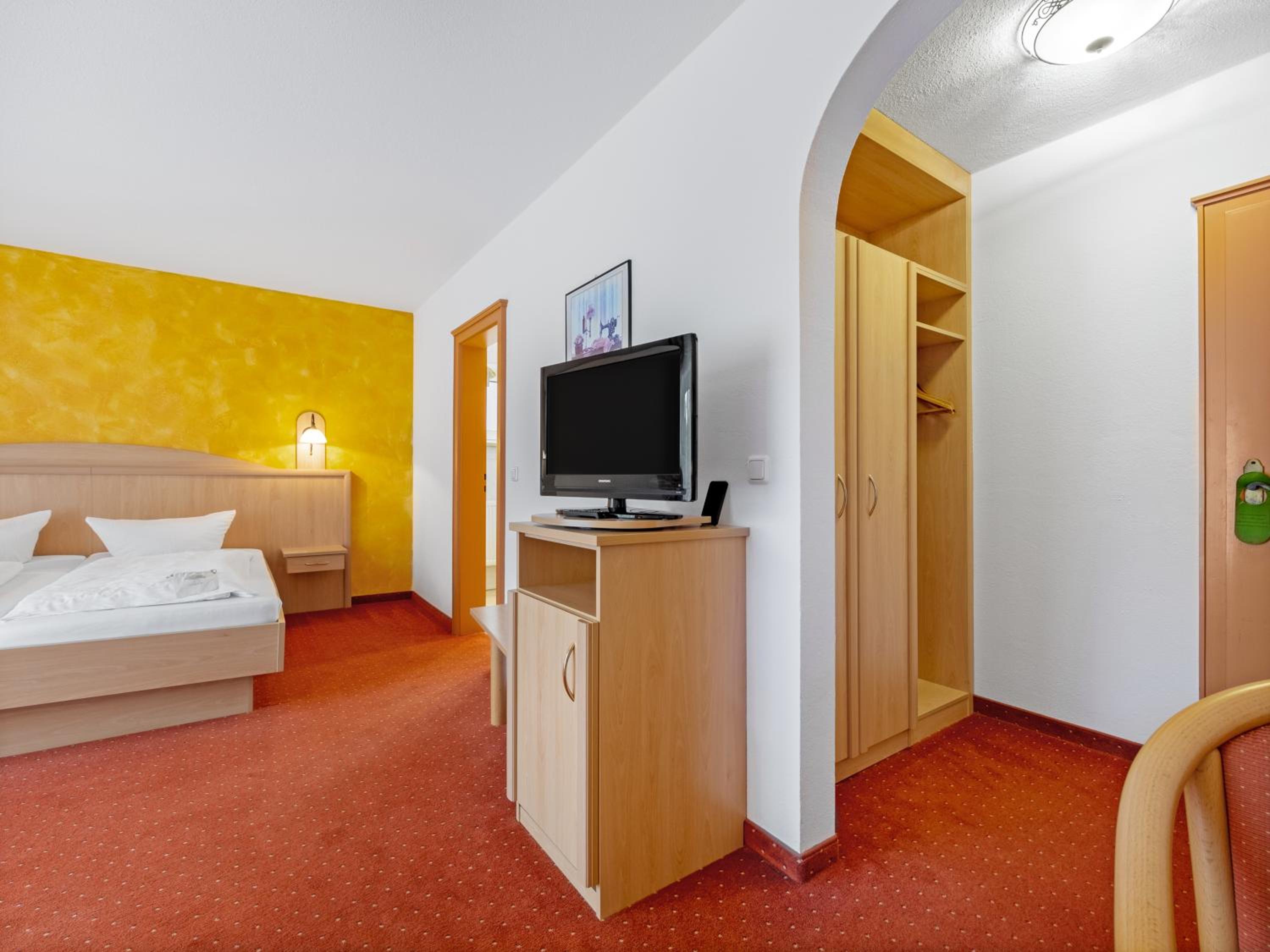 Double Room with Balcony - Photo 18