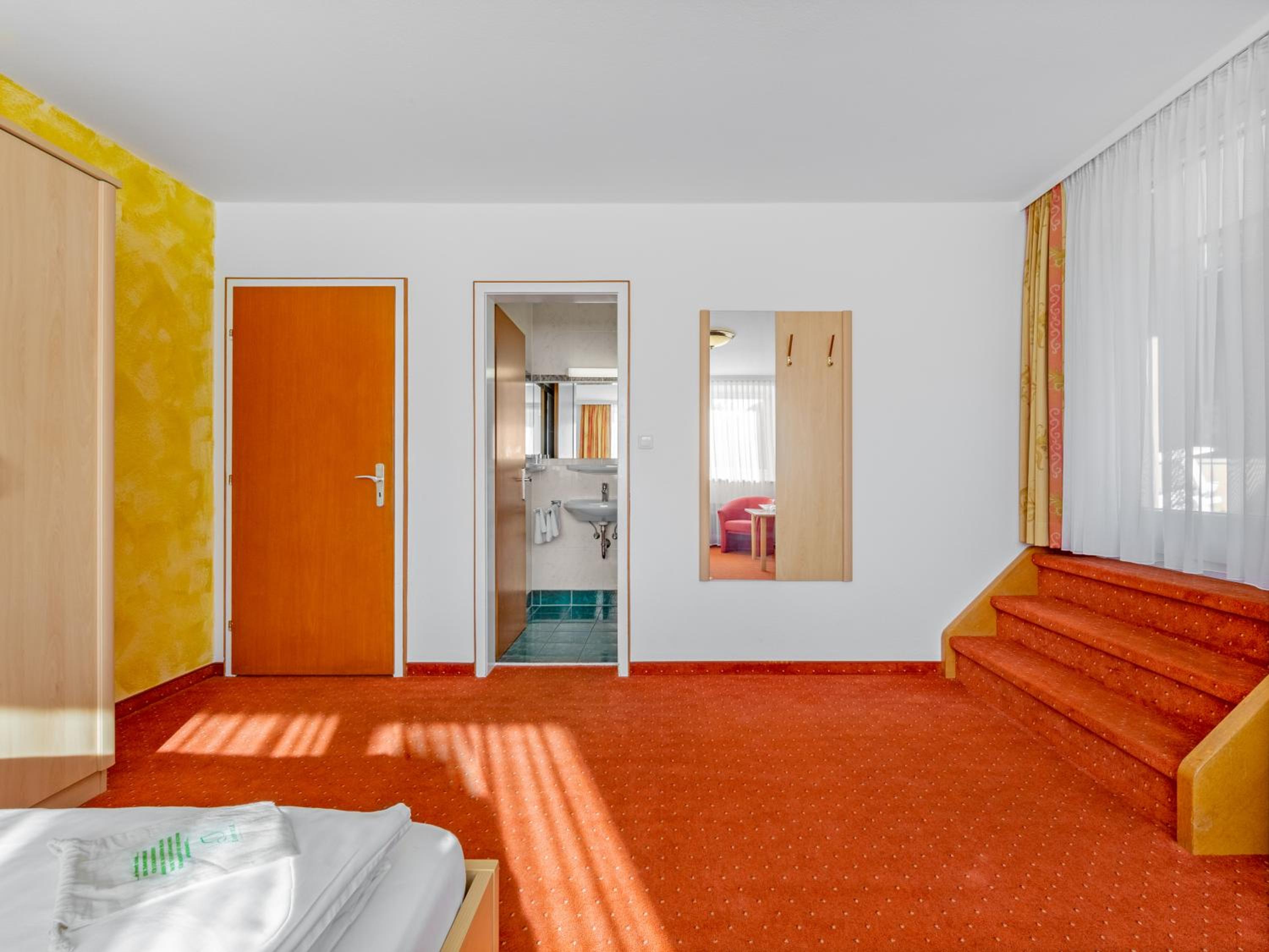 Quadruple Room with Balcony - Photo 8